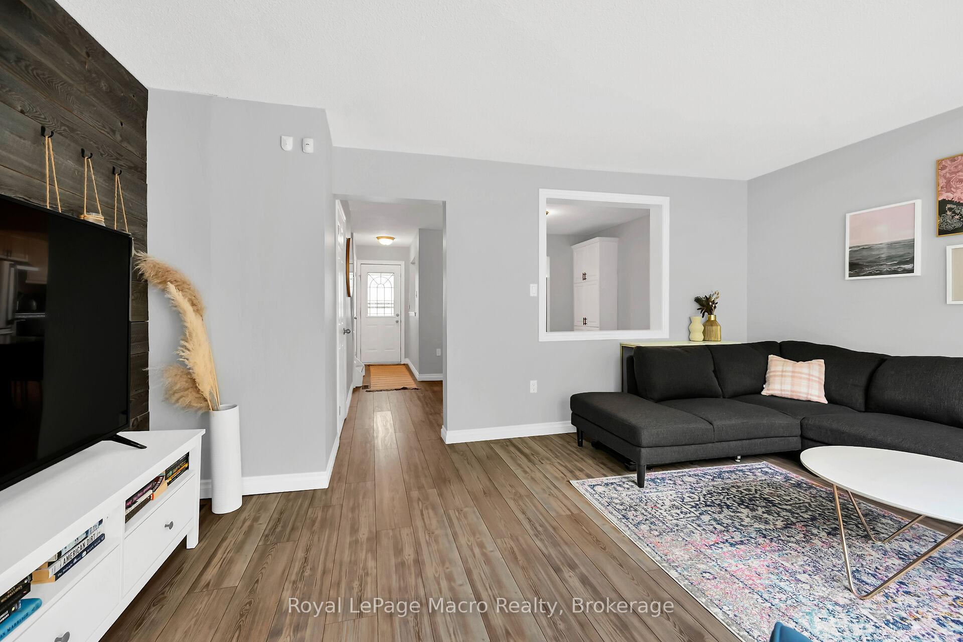 3 Bedrooms Condo at 10 Angus, Hamilton For sale