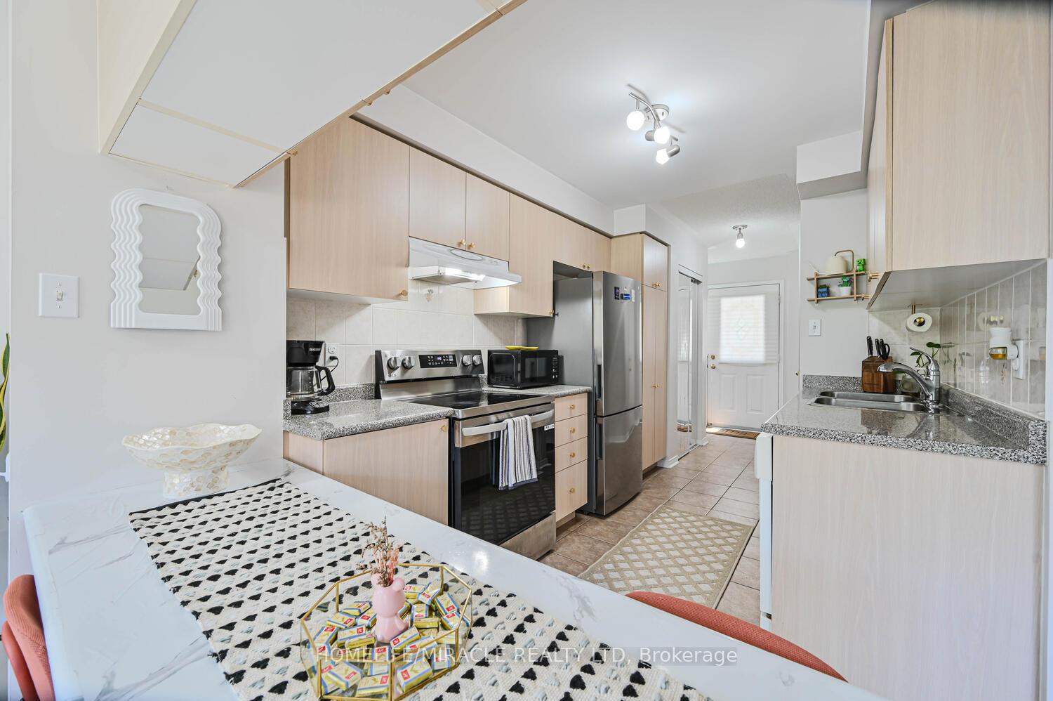 2 Bedrooms Condo at 5255 Guildwood, Mississauga For sale