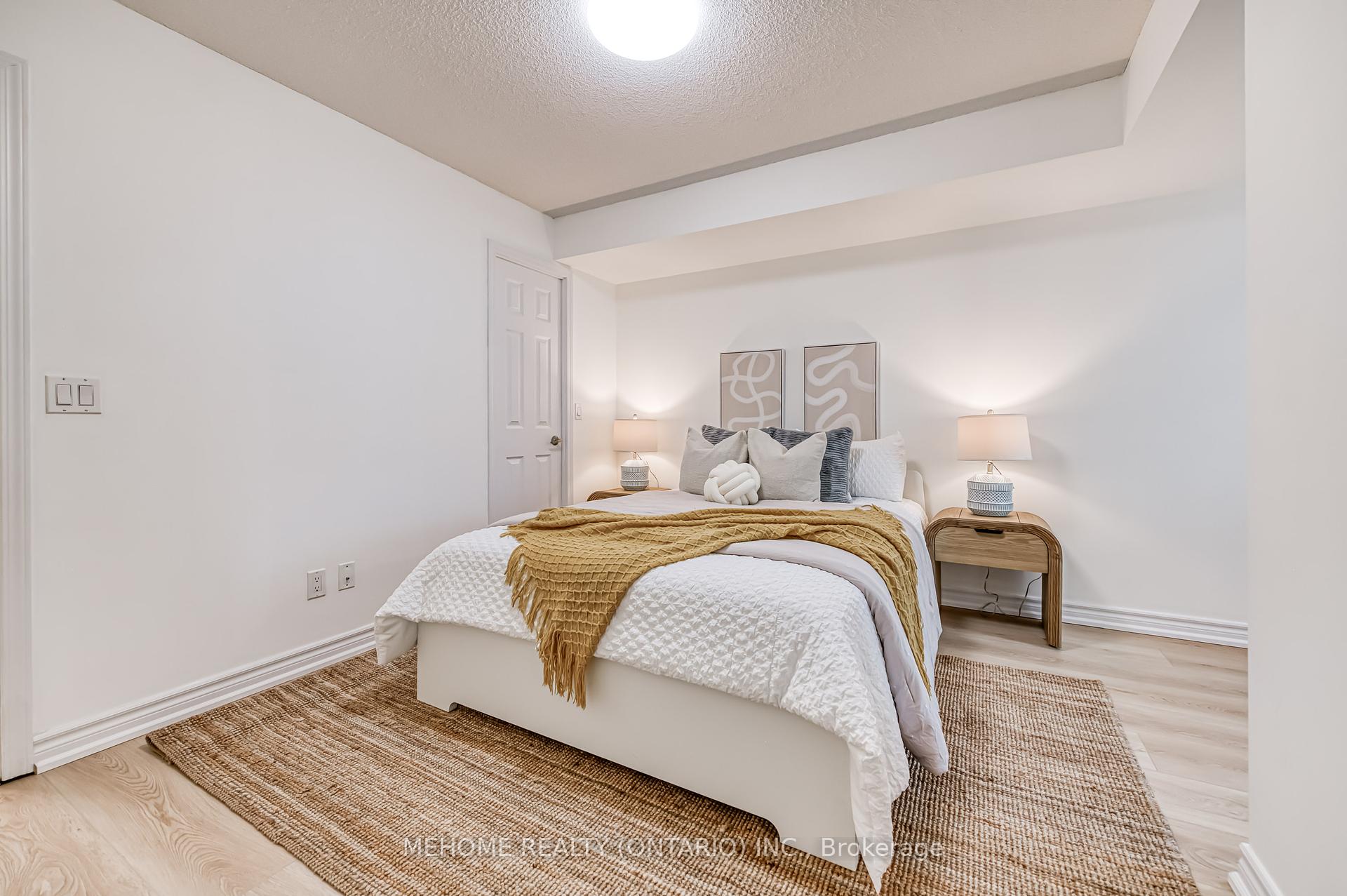 3 Bedrooms Condo at 19 Grand Trunk, Toronto For sale