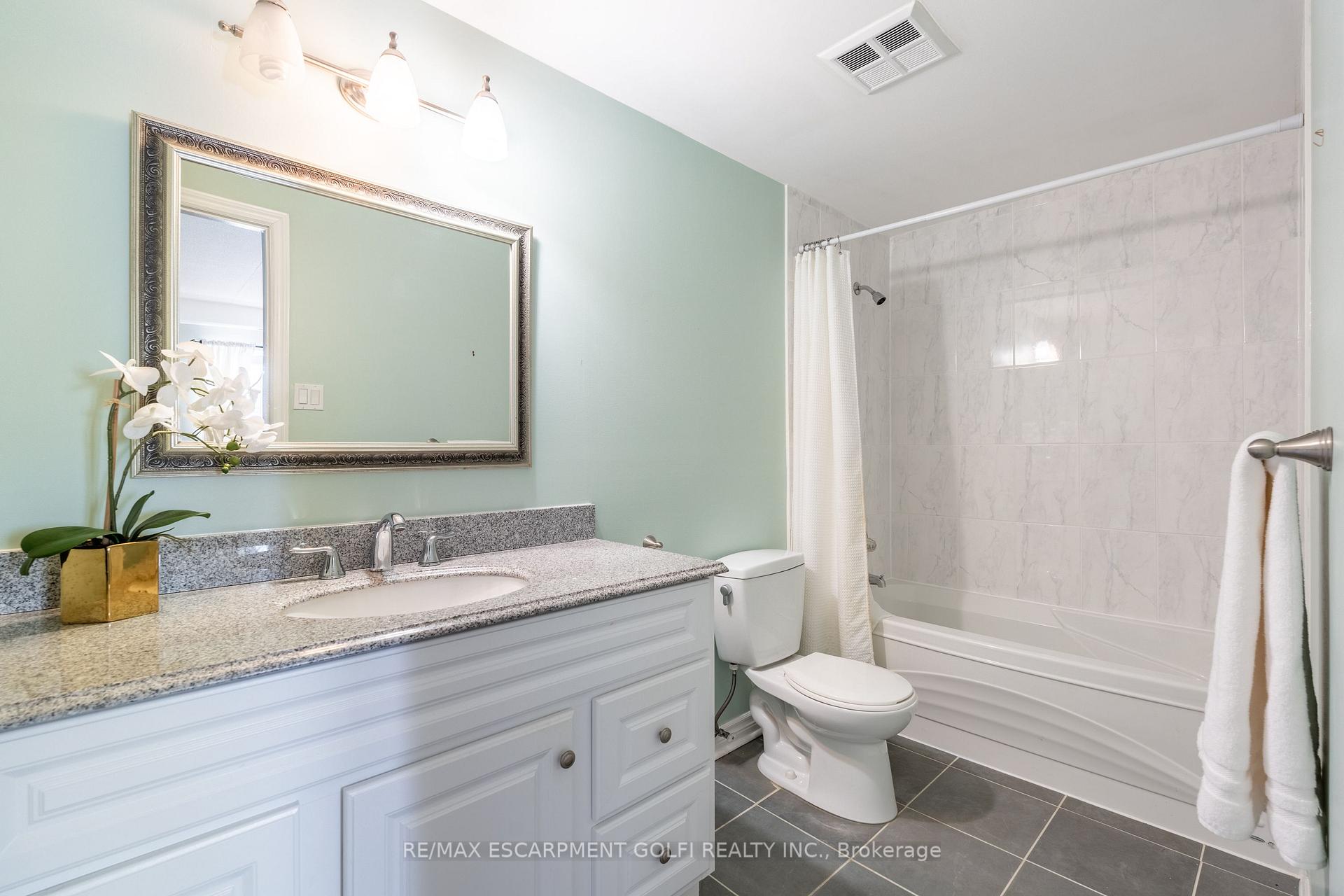 2 Bedrooms Condo at 416 LIMERIDGE,  Hamilton For sale