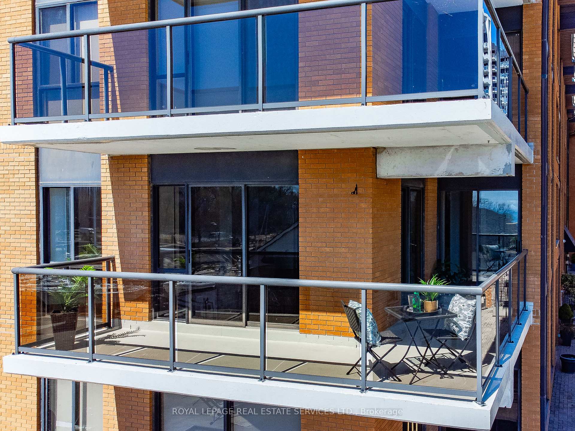 2 Bedrooms Condo at 102 Bronte,  Oakville For sale