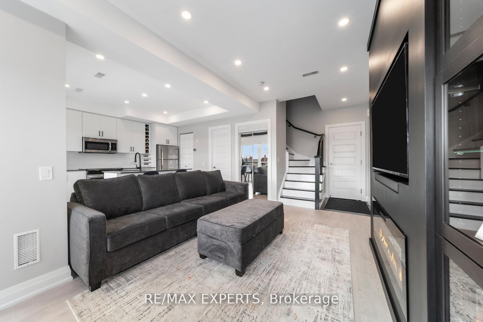 2 Bedrooms Condo at 8167 Kipling, Vaughan For sale