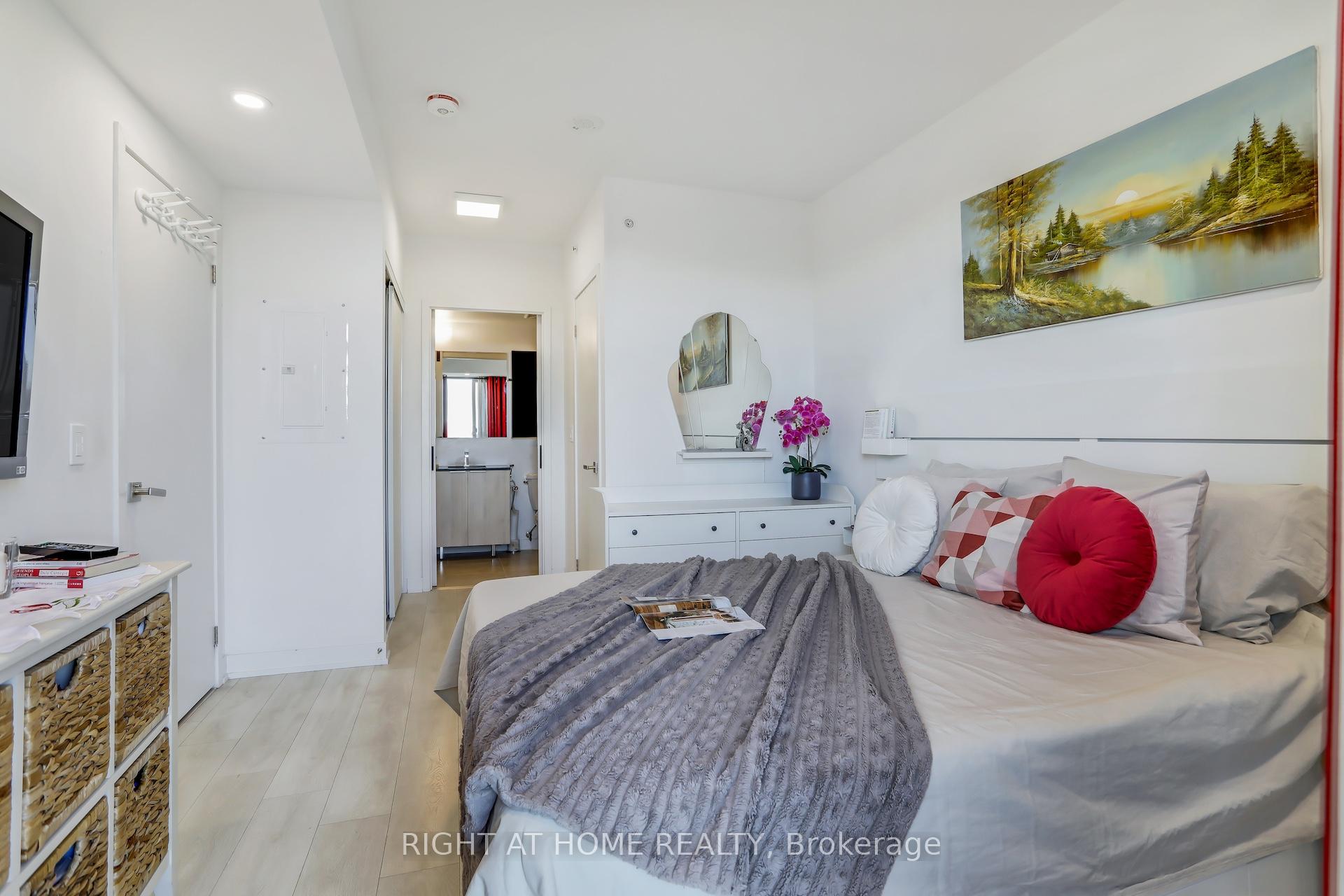 4 Bedrooms Condo at 31 Tippett, Toronto For sale
