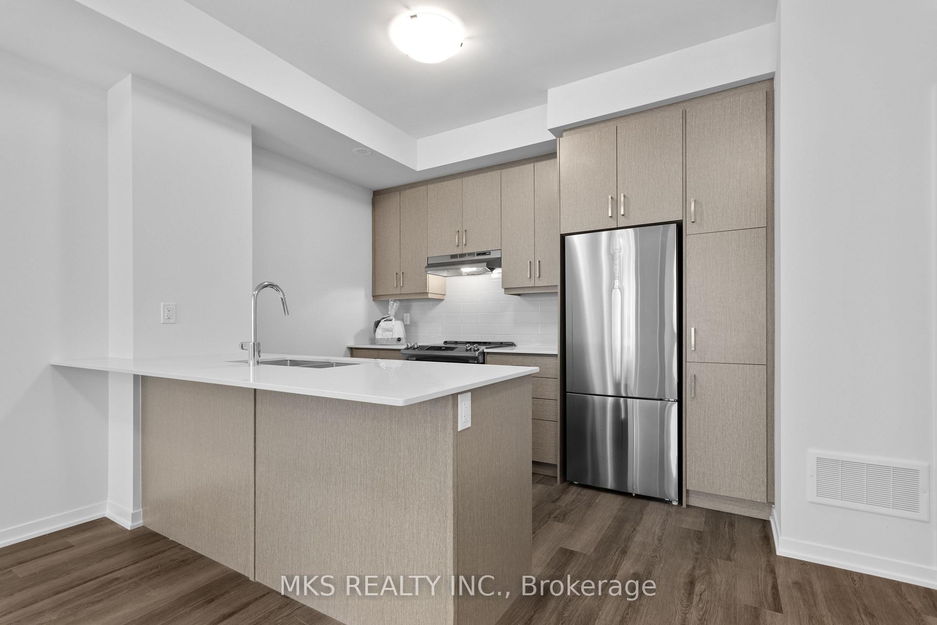 3 Bedrooms Condo at 121 Honeycrisp,  Vaughan For sale