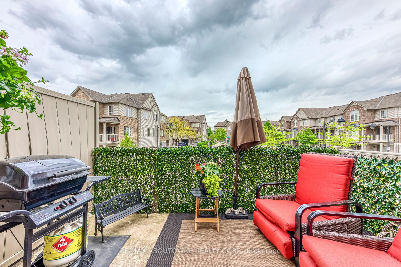 2 Bedrooms Condo at 1401 Plains, Burlington For sale