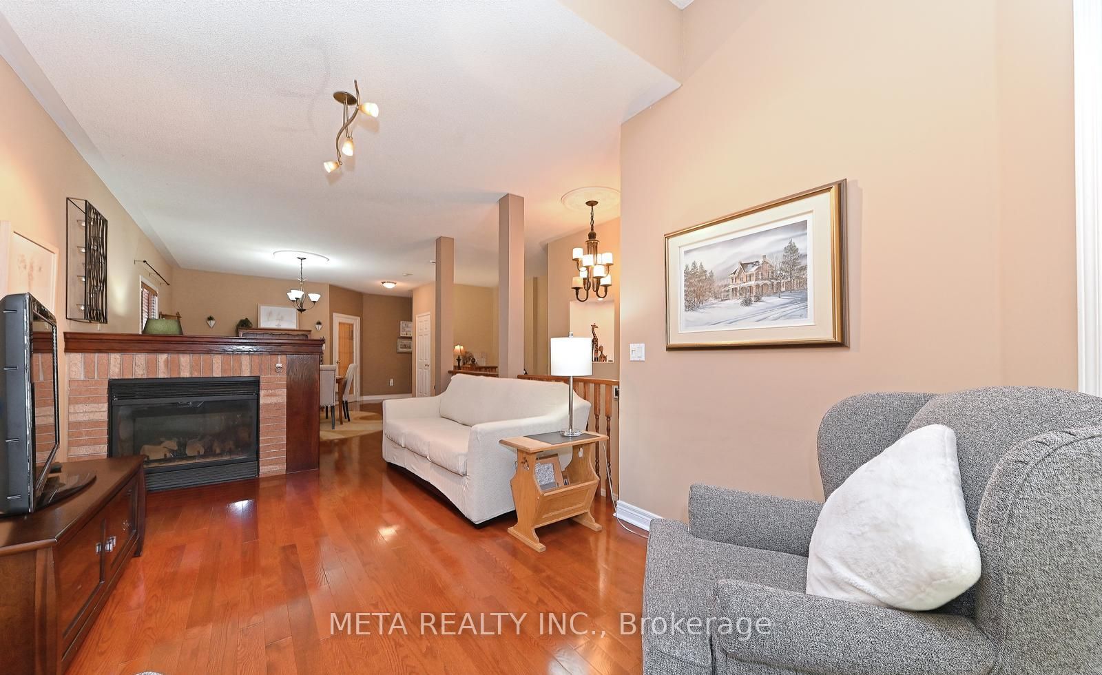 138 Van scott Drive N, #UPPER