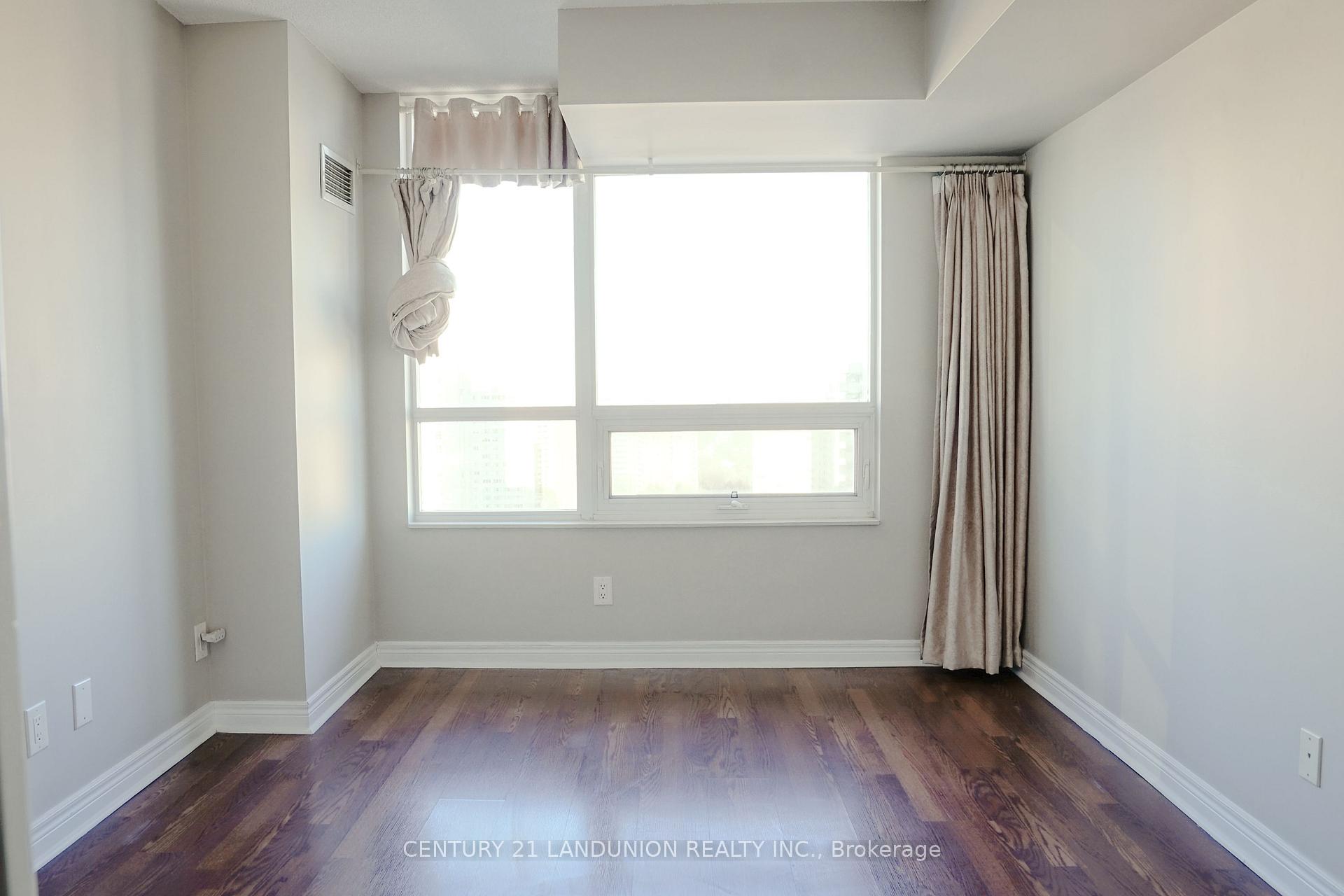 2 Bedrooms Condo at 208 Enfield, Mississauga For sale