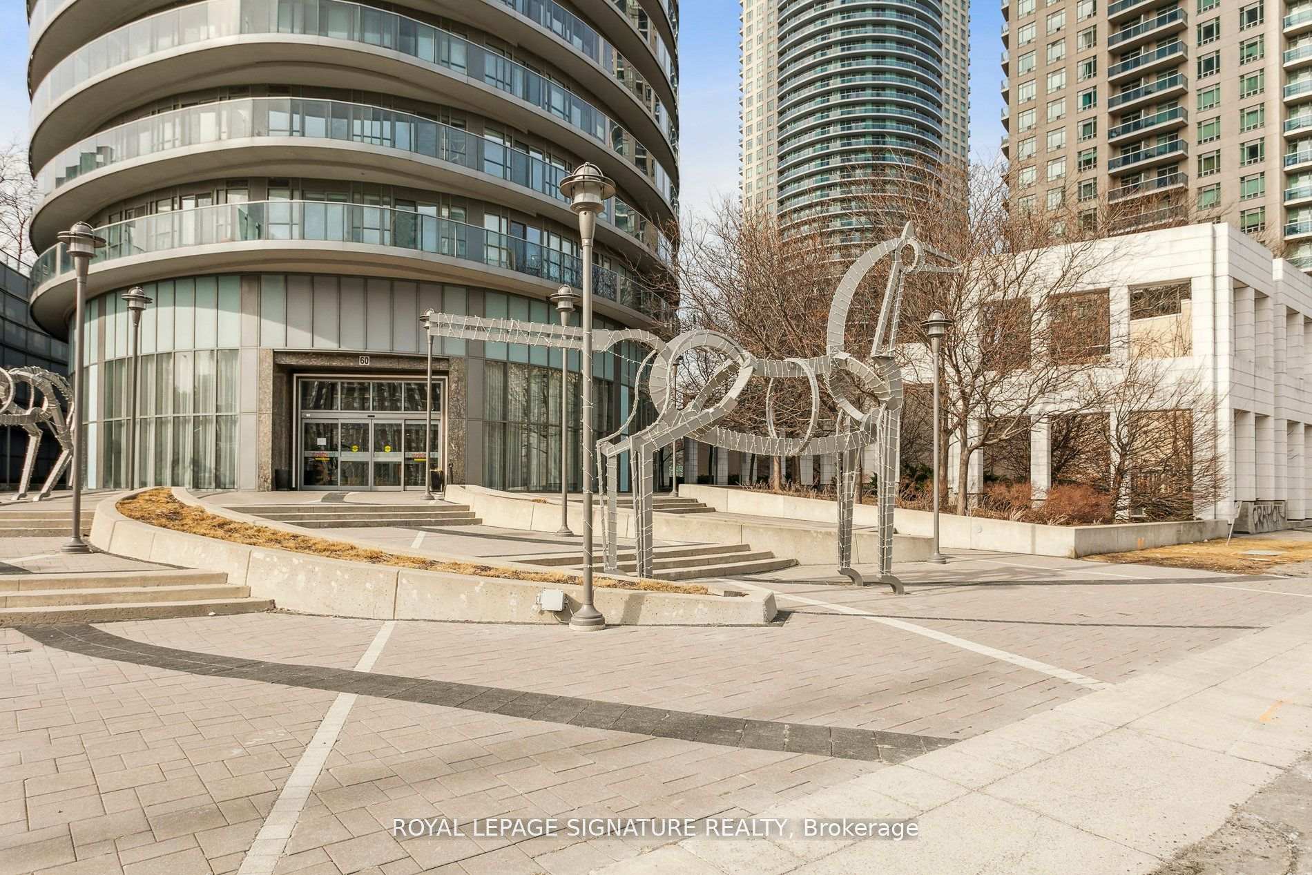 3 Bedrooms Condo at 60 Absolute, Mississauga For sale