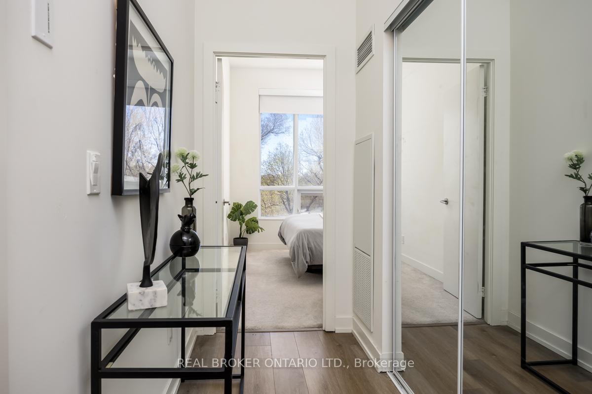 3 Bedrooms Condo at 10 Wilby, Toronto For sale