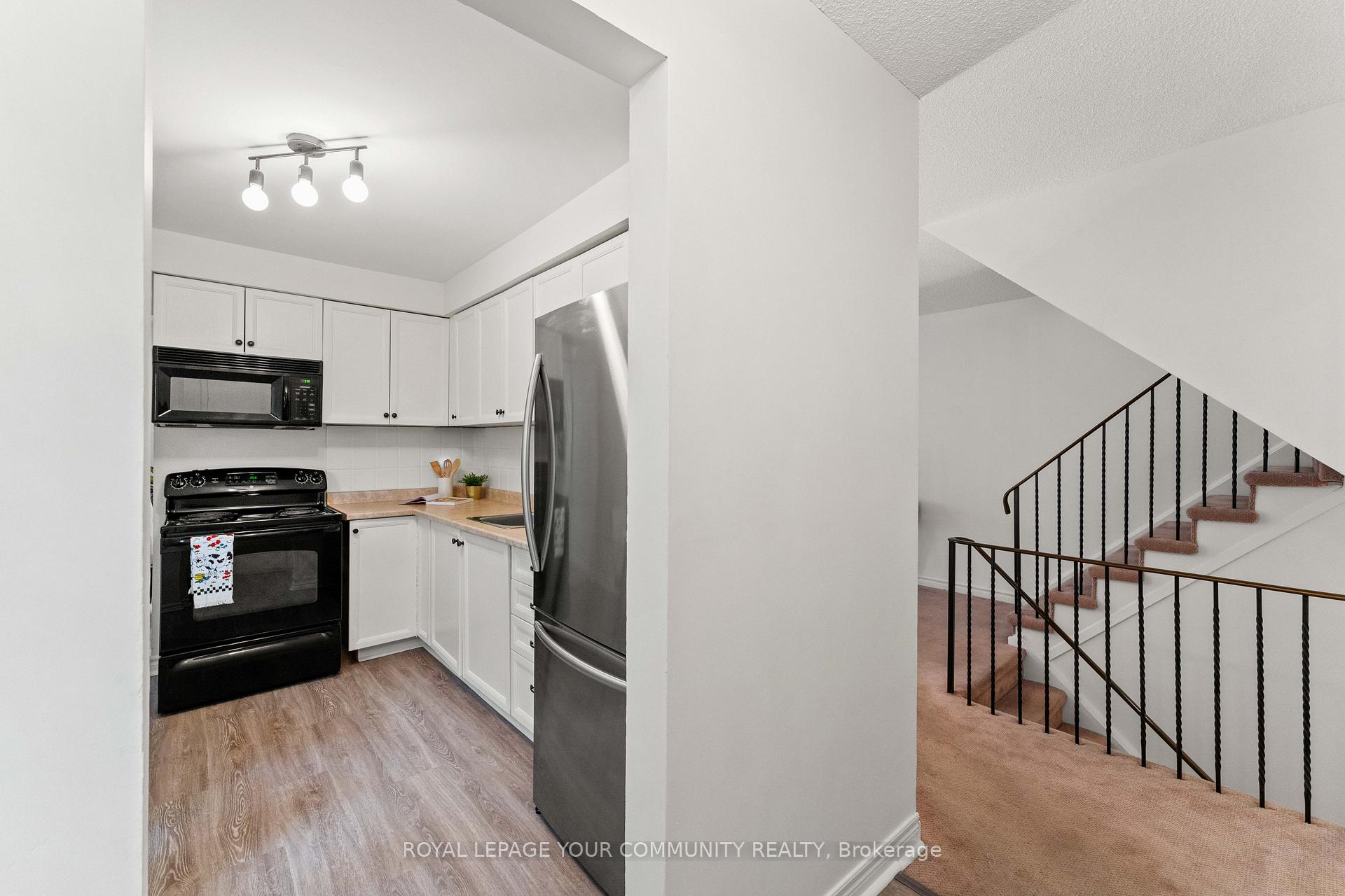 6 Bedrooms Condo at 2655 Gananoque, Mississauga For sale