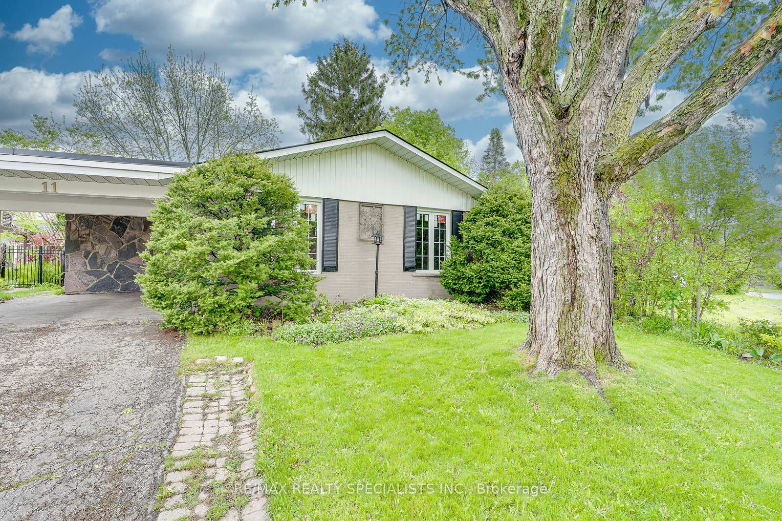 11 Caledonia Road, Orangeville, ON L9W 2V2 ; MLS ID: W12173747
