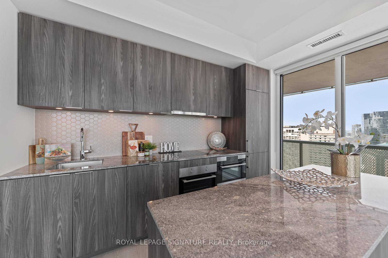 3 Bedrooms Condo at 15 Queens, Toronto For sale