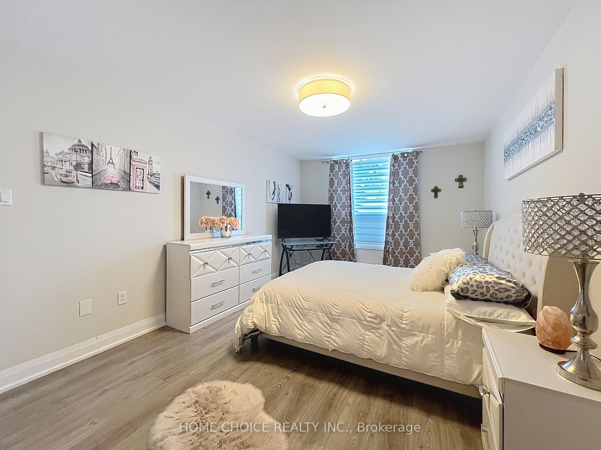 3 Bedrooms Condo at 15 La Rose, Toronto For sale