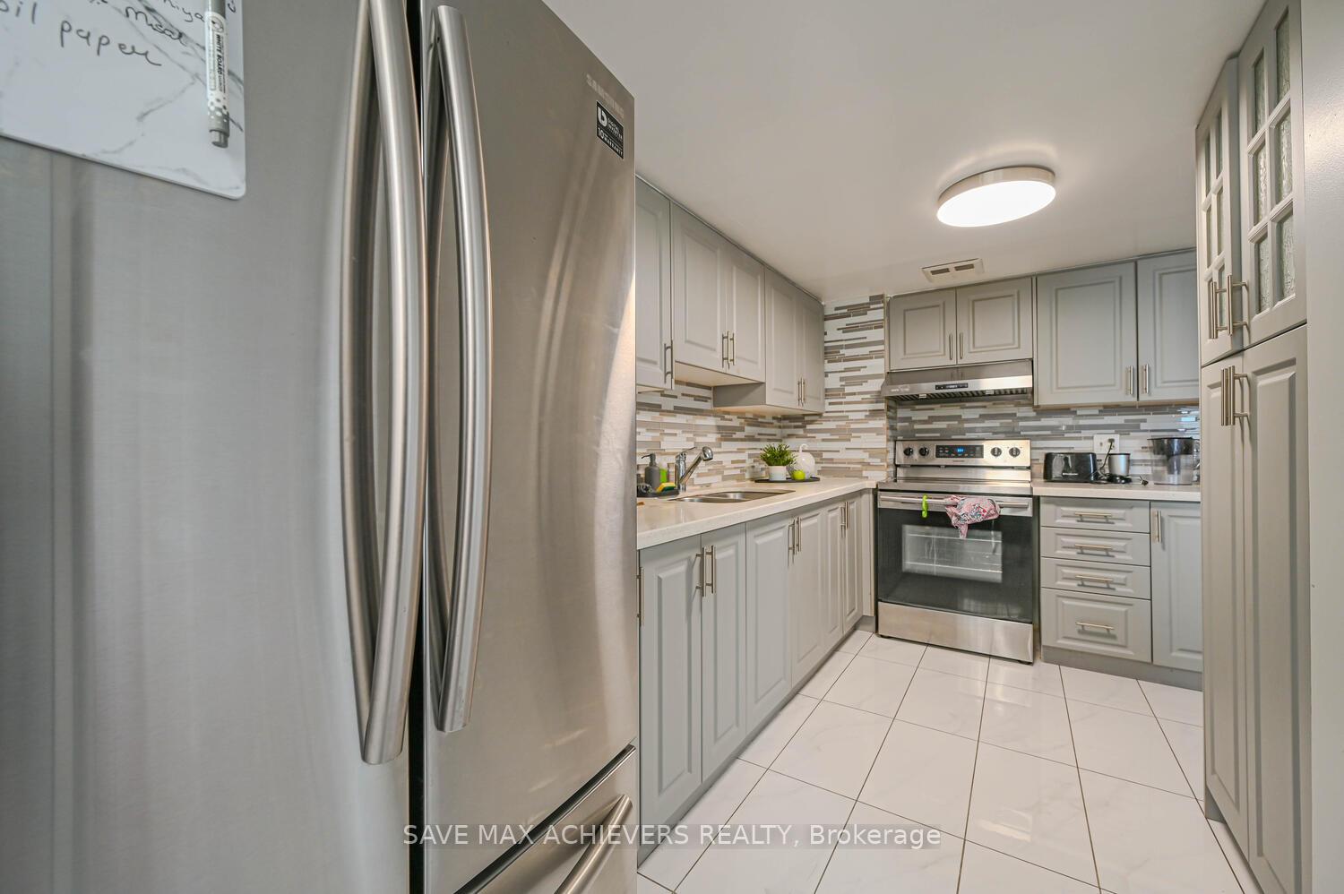 3 Bedrooms Condo at 21 Markbrook, Toronto For sale