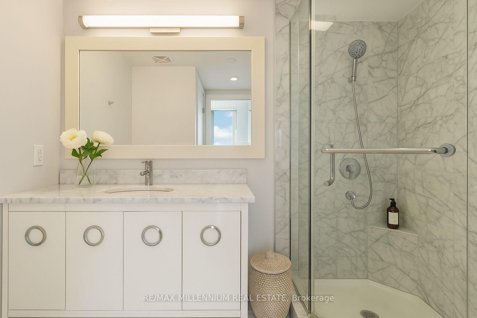 3 Bedrooms Condo at 90 Park Lawn, Toronto For sale