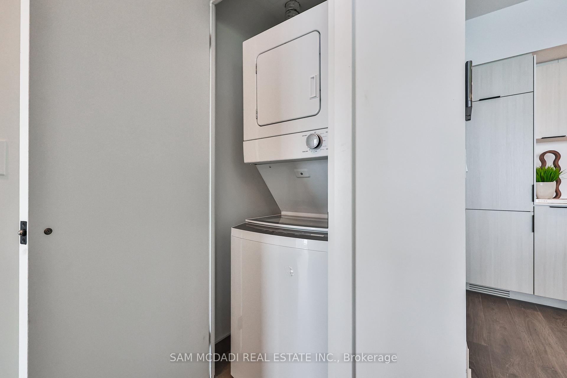 3 Bedrooms Condo at 370 Martha, Burlington For sale