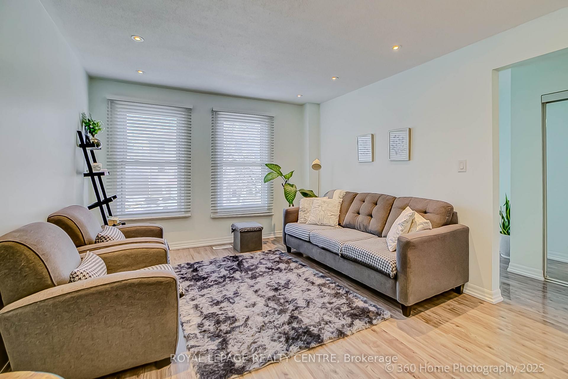 3 Bedrooms Condo at 5878 Montevideo, Mississauga For sale
