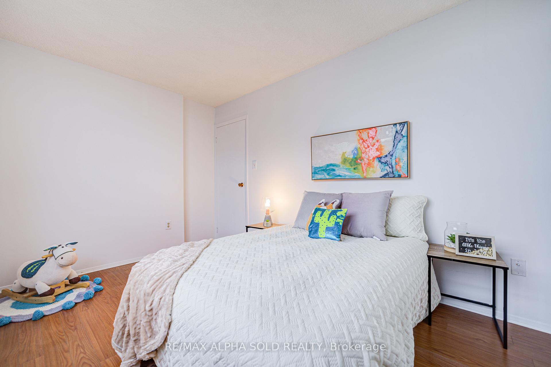 3 Bedrooms Condo at 100 Echo Point, Toronto For sale