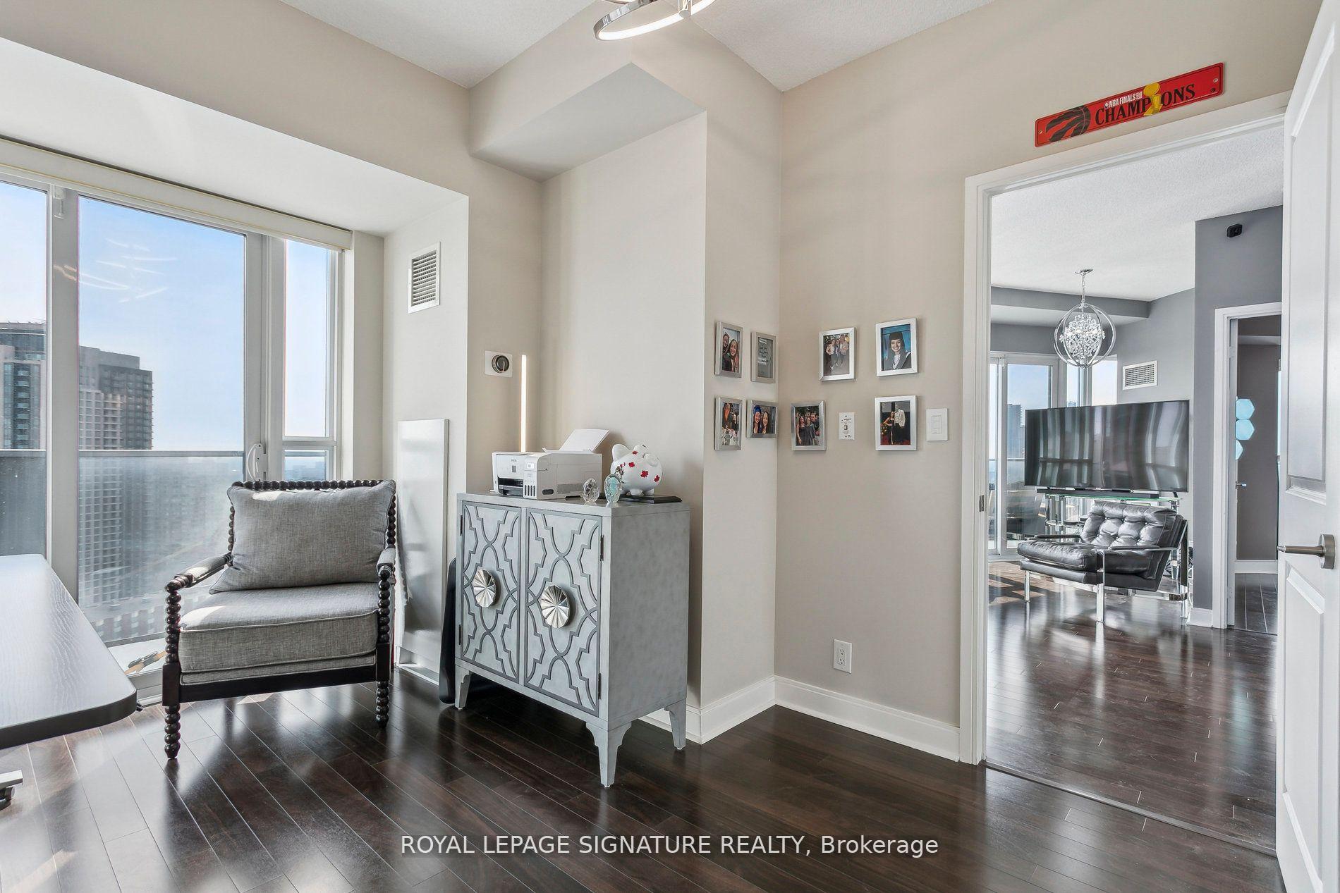 3 Bedrooms Condo at 60 Absolute, Mississauga For sale