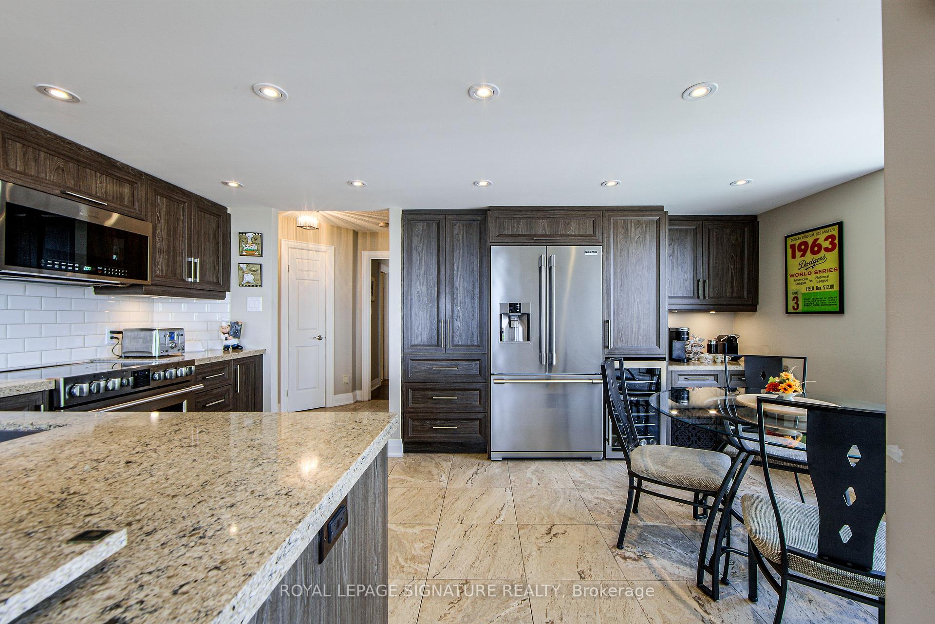 3 Bedrooms Condo at 55 Kingsbridge Garden, Mississauga For sale