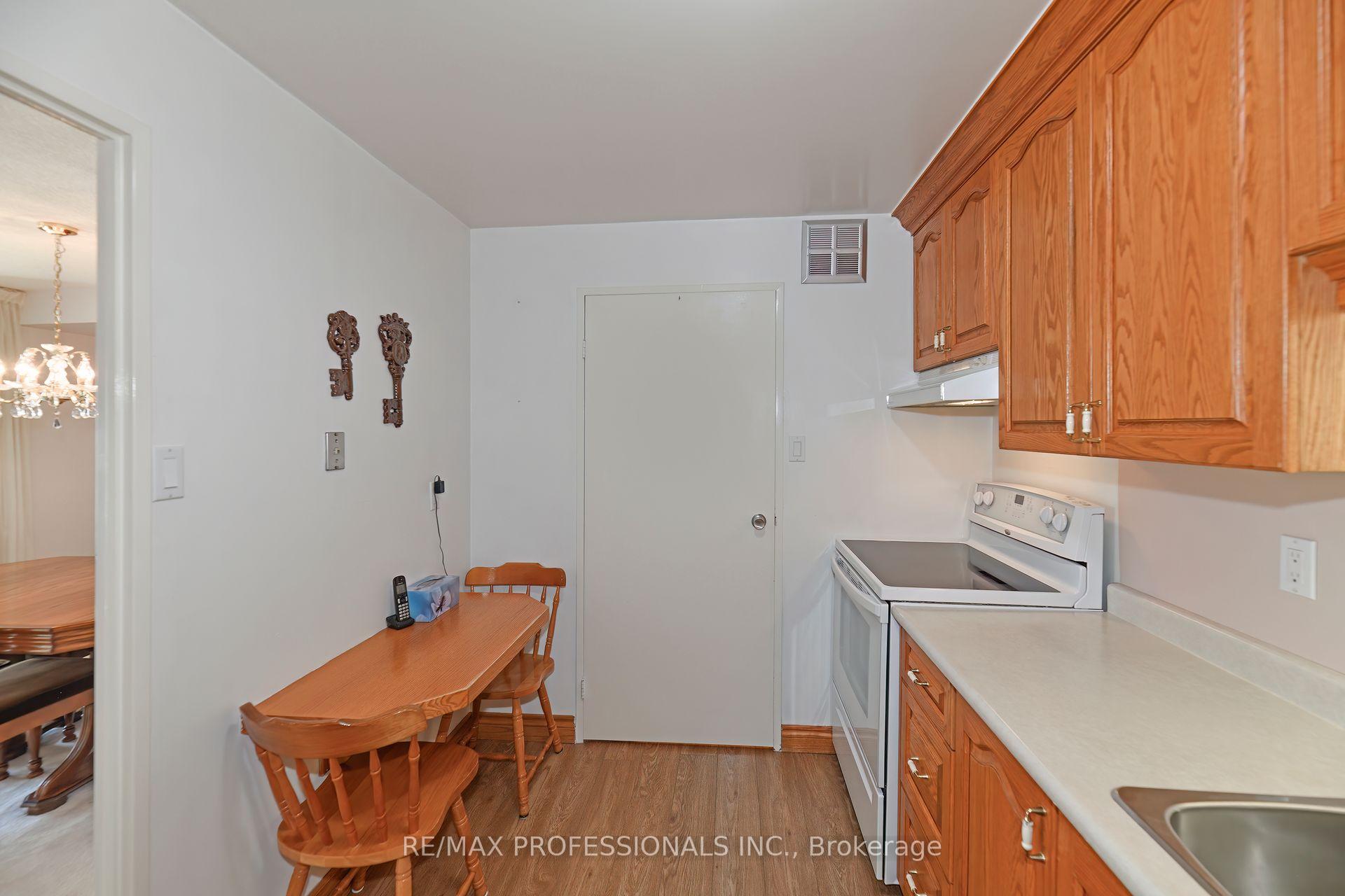 3 Bedrooms Condo at 475 The West Mall, Toronto For sale