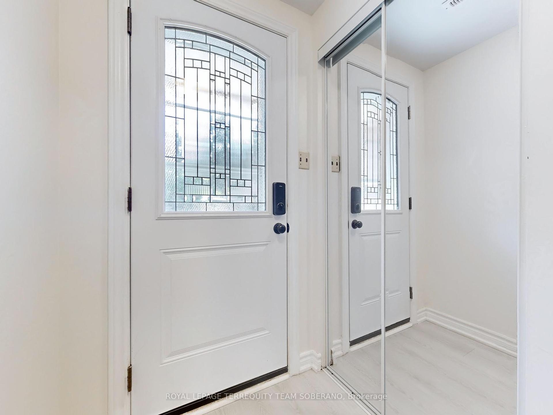 3 Bedrooms Condo at 8 Village Greenway, Toronto For sale