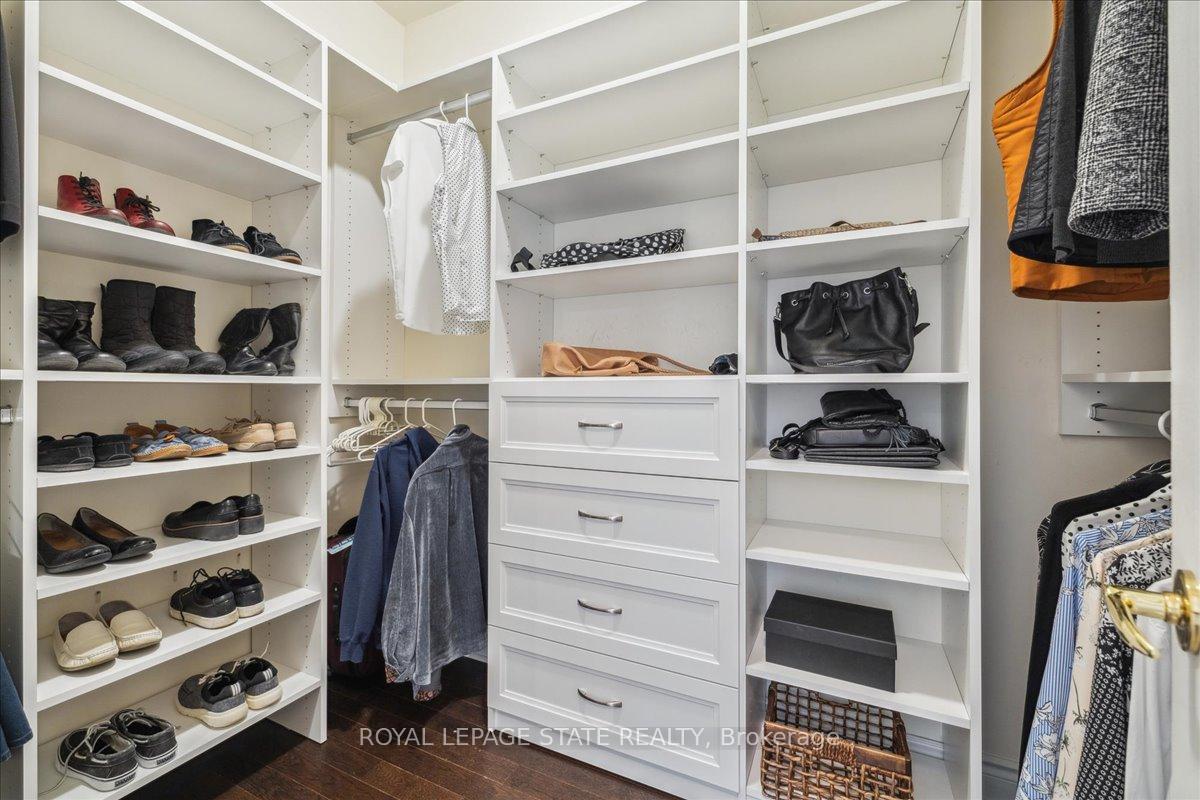 2 Bedrooms Condo at 442 Maple, Burlington For sale