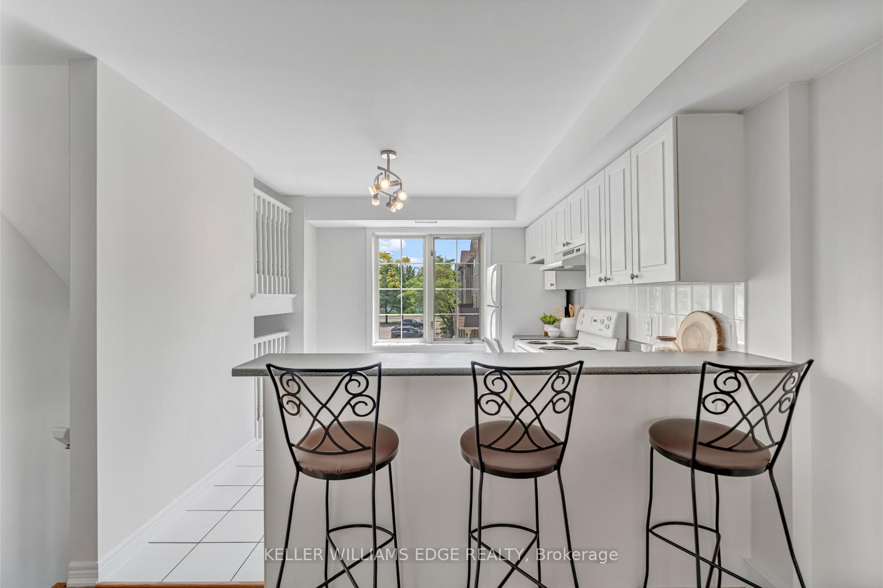 2 Bedrooms Condo at 4045 Upper Middle, Burlington For sale