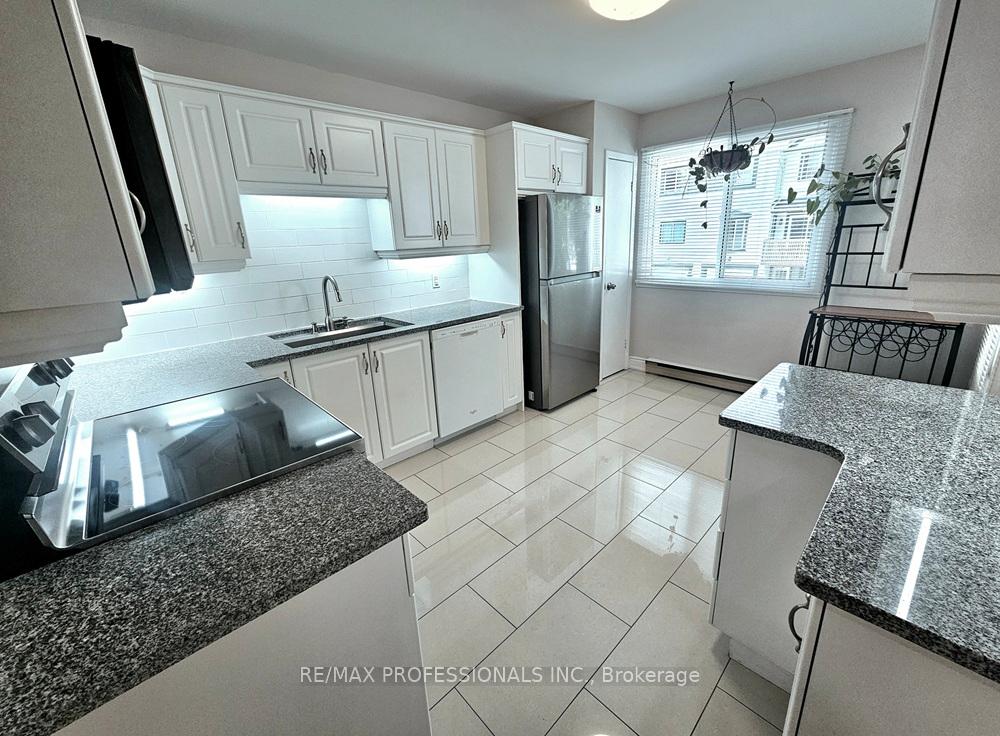 4 Bedrooms Condo at 2651 Aquitaine, Mississauga For sale