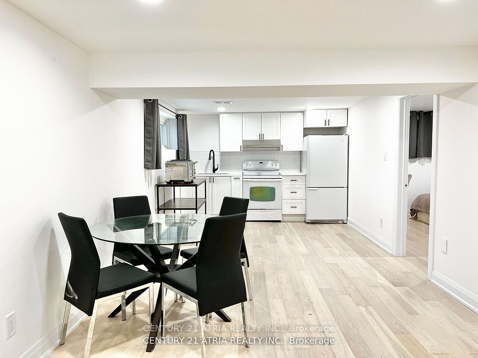 2 Pannahill Road, Toronto, ON M3H 4N3