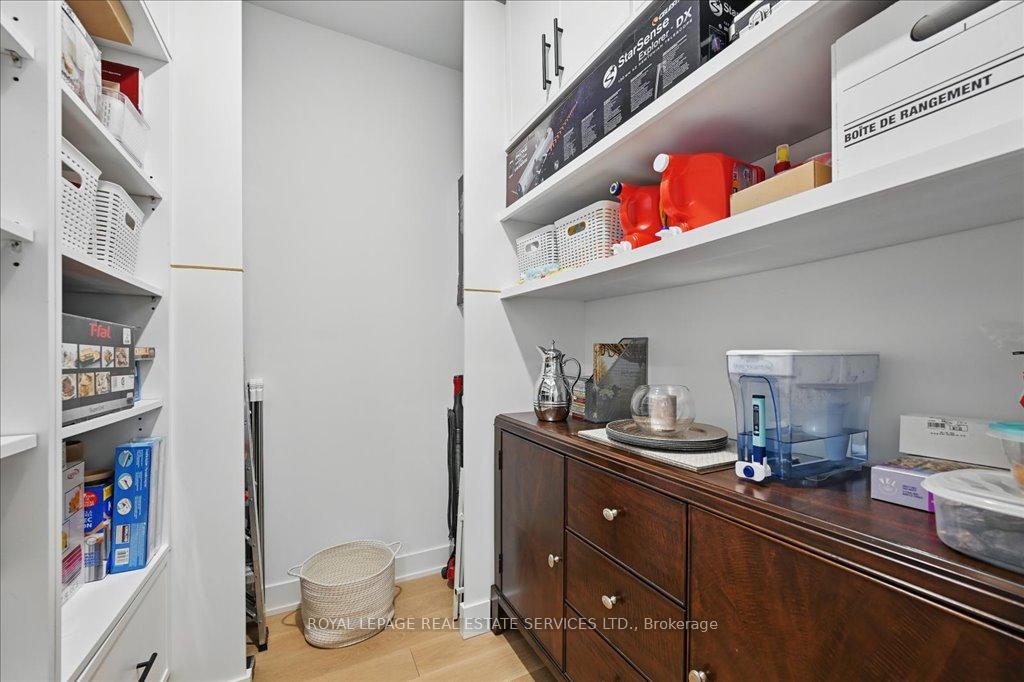 3 Bedrooms Condo at 2489 Taunton, Oakville For sale