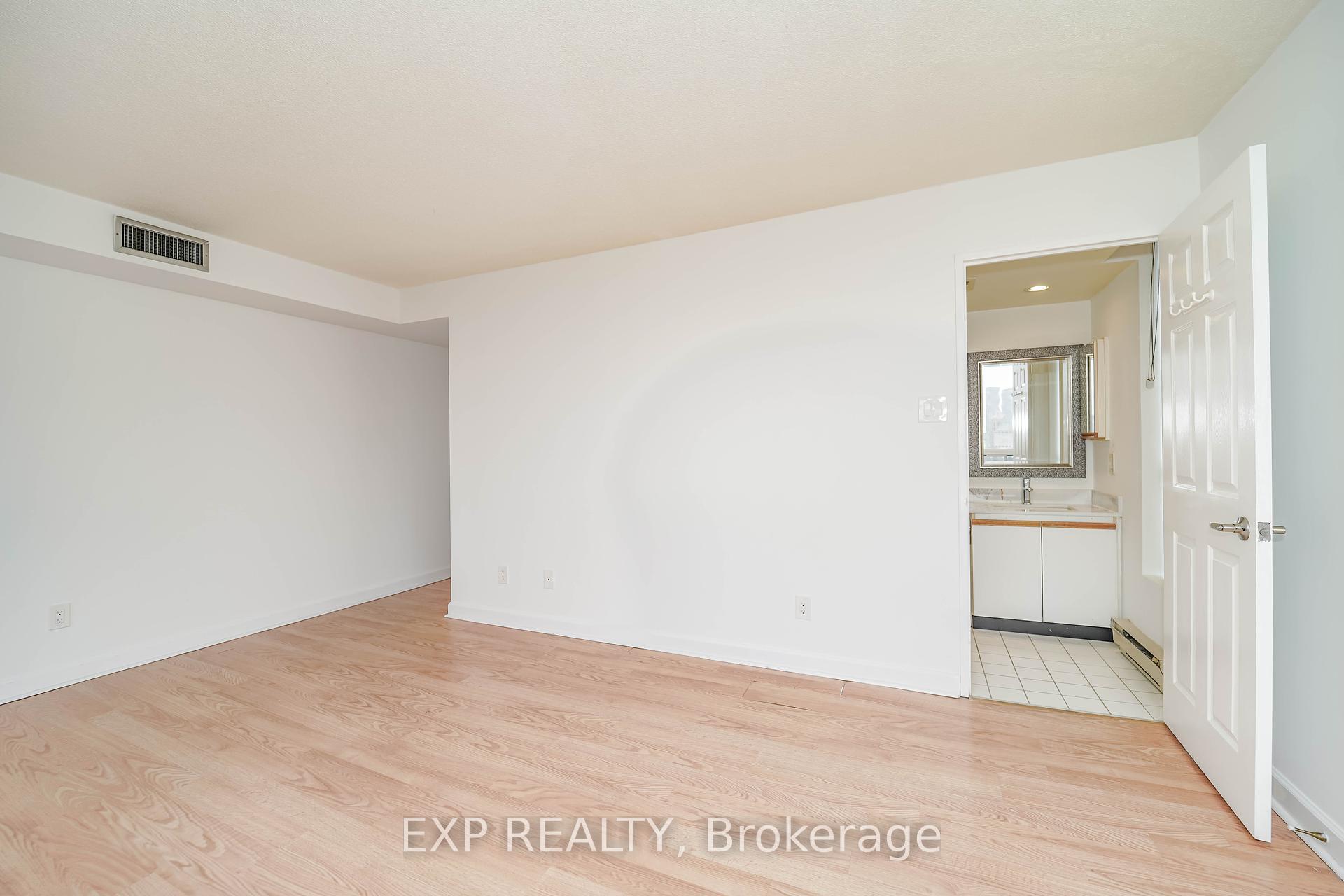 3 Bedrooms Condo at 4450 Tucana,  Mississauga For sale