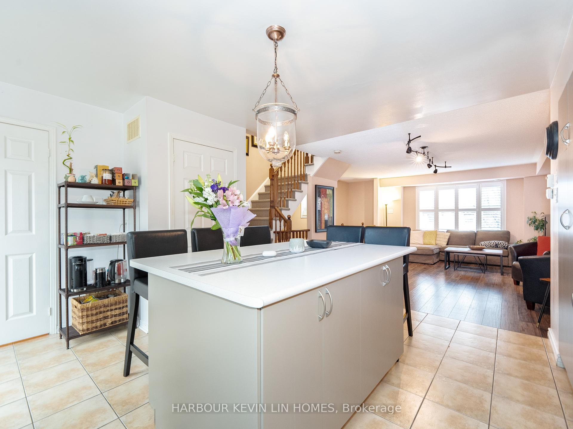 3 Bedrooms Condo at 4975 Southampton, Mississauga For sale
