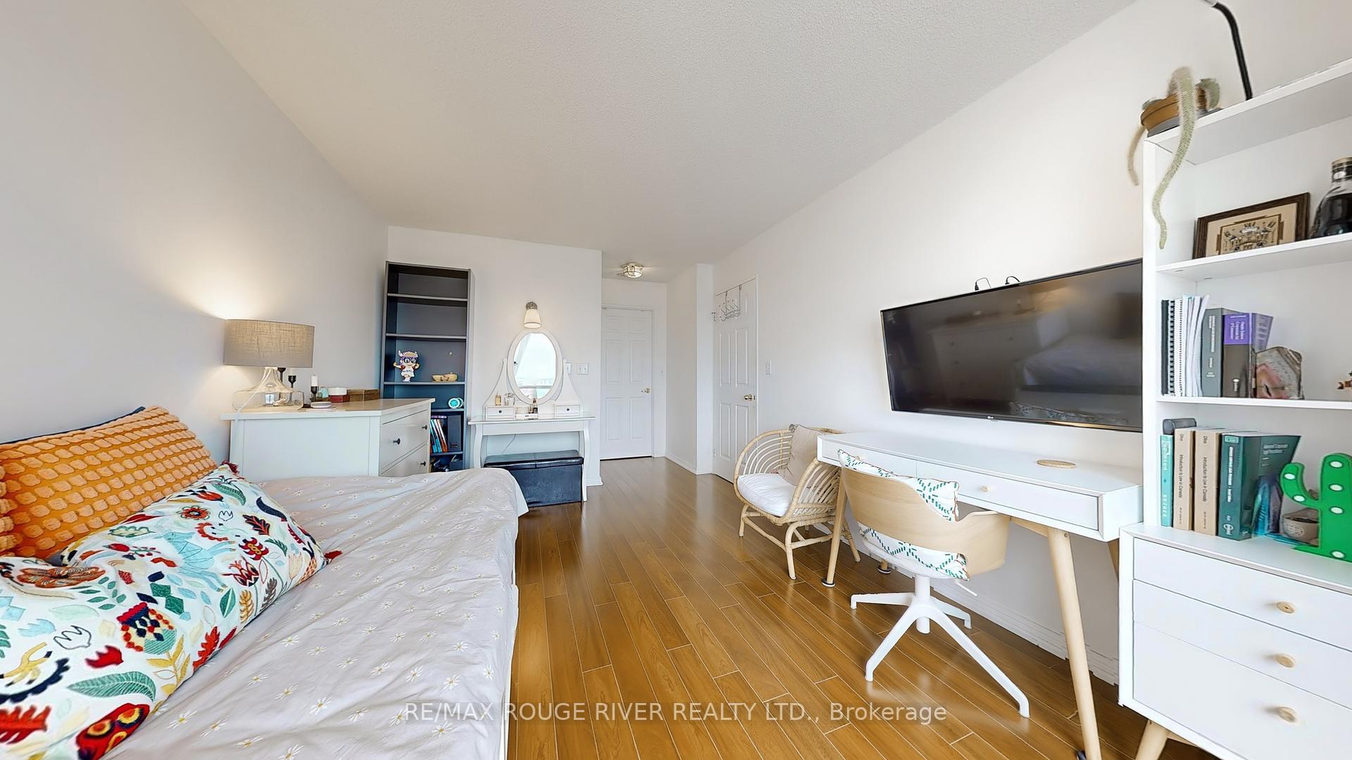 2 Bedrooms Condo at 11 Lee Centre, Toronto For sale