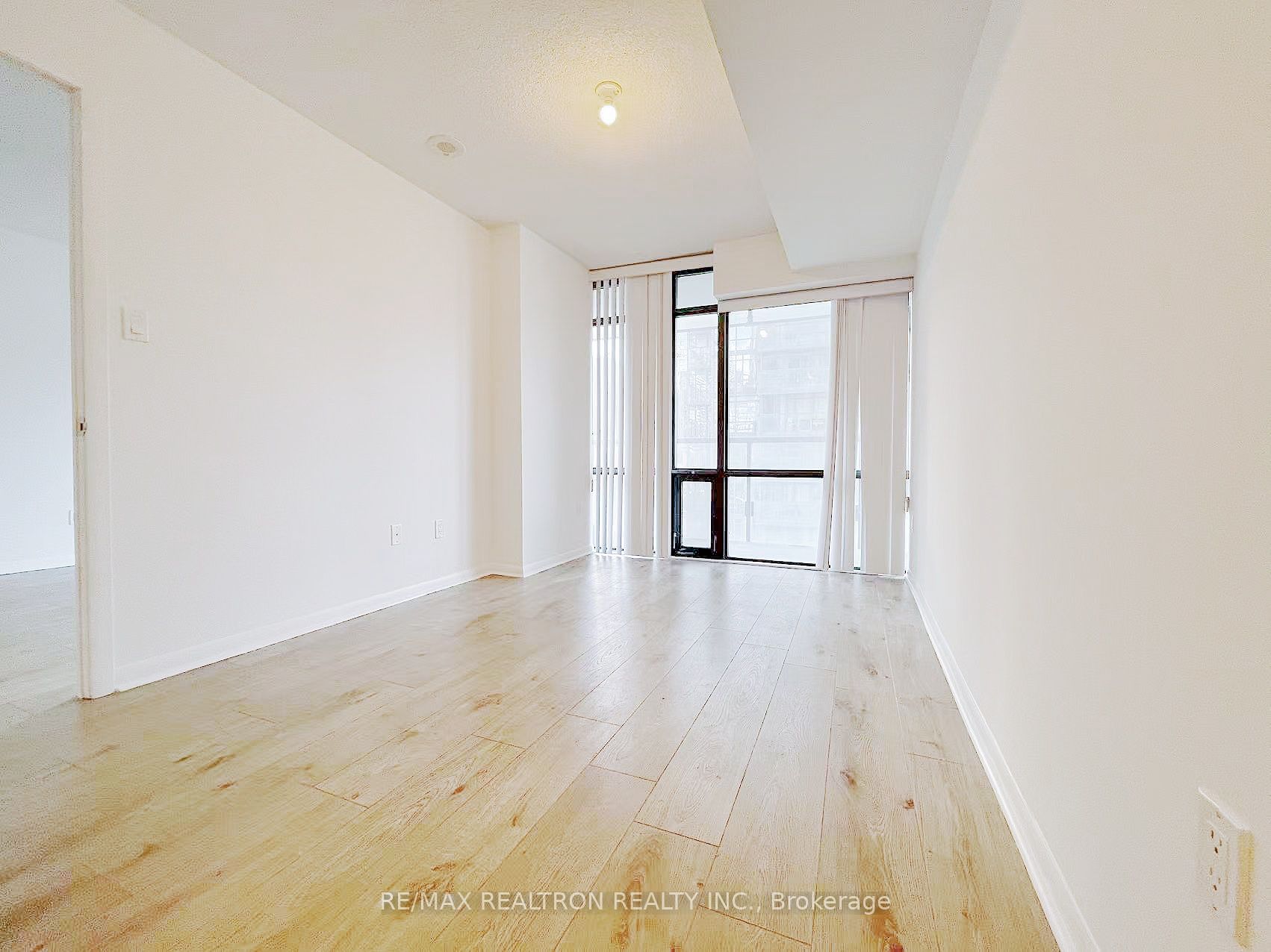 37 Grosvenor Street, #1009