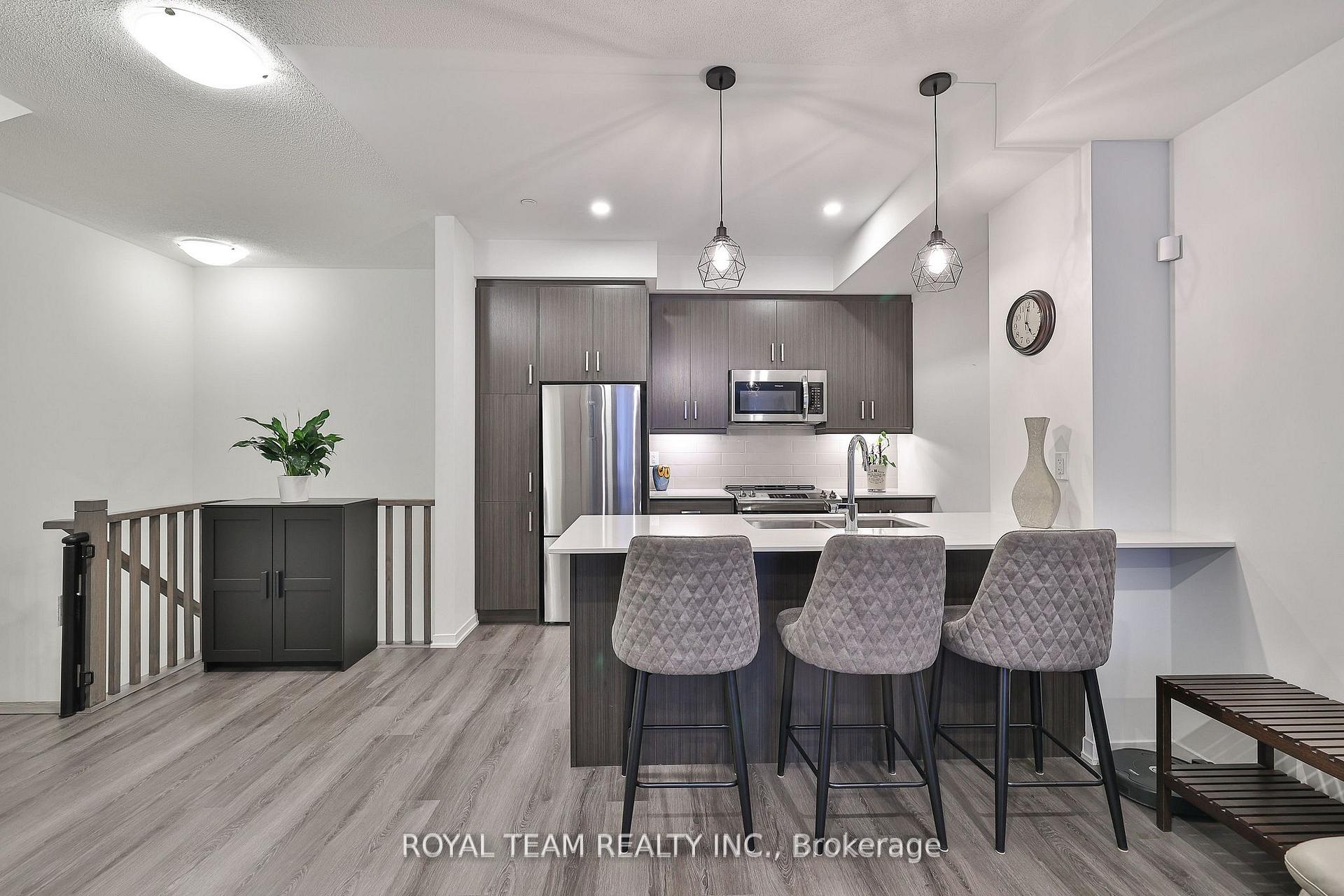 2 Bedrooms Condo at 131 Honeycrisp, Vaughan For sale