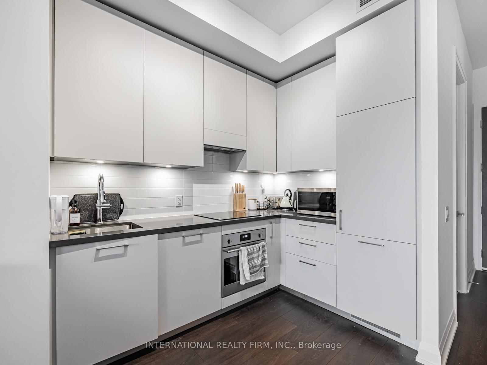 2 Bedrooms Condo at 33 Frederick Todd, Toronto For sale