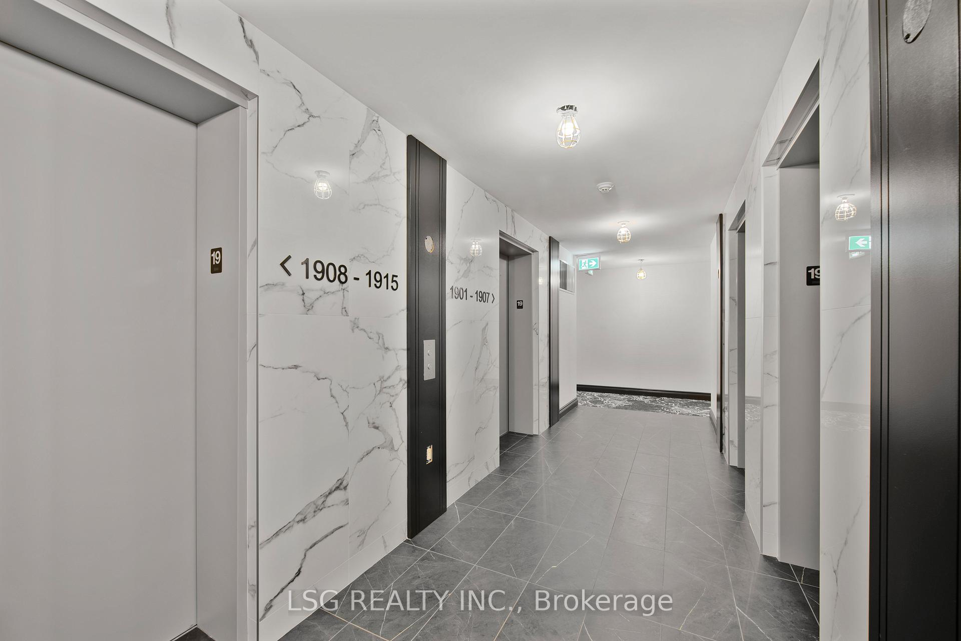 2 Bedrooms Condo at 19 Grand Trunk, Toronto For sale