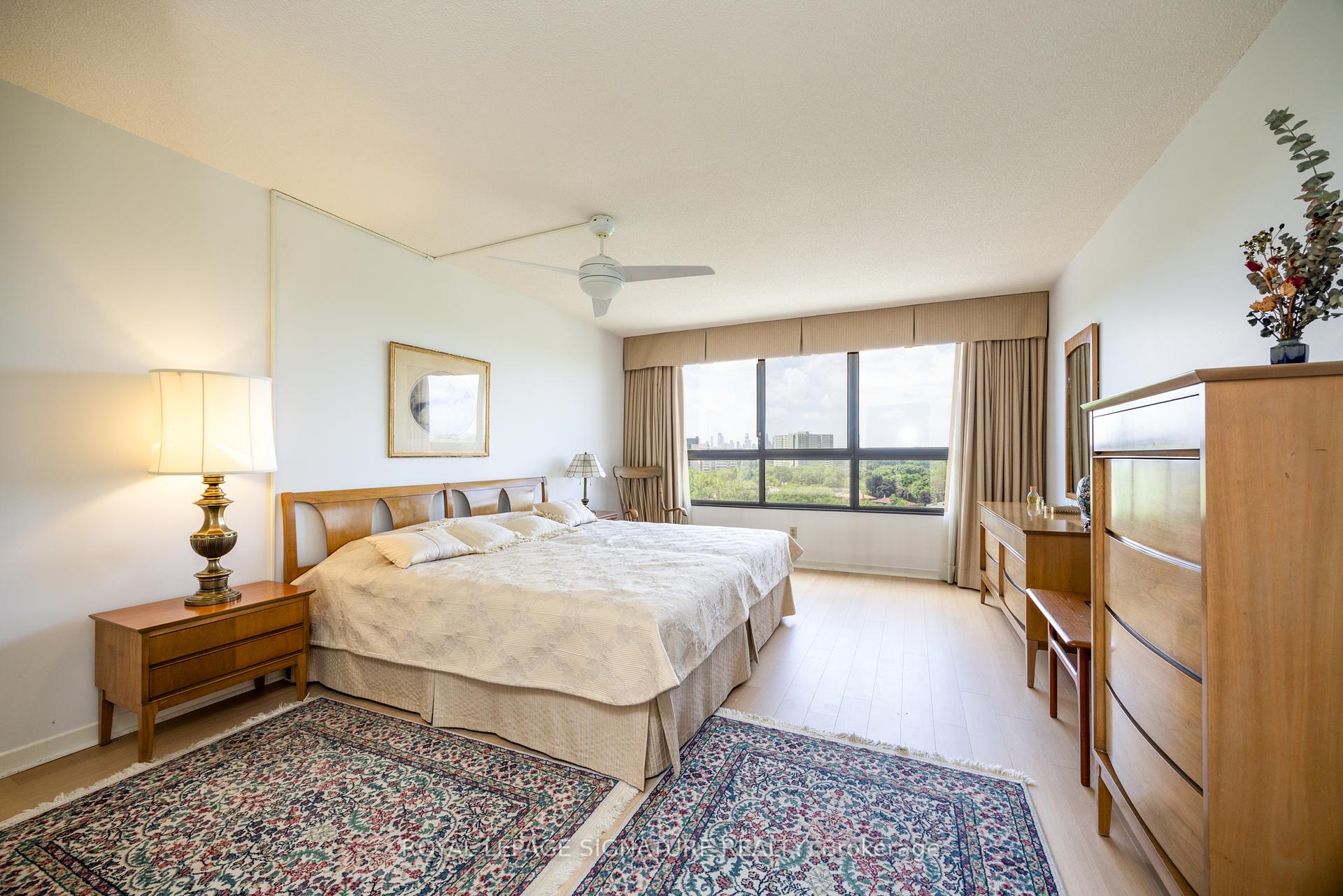3 Bedrooms Condo at 1300 Bloor, Mississauga For sale
