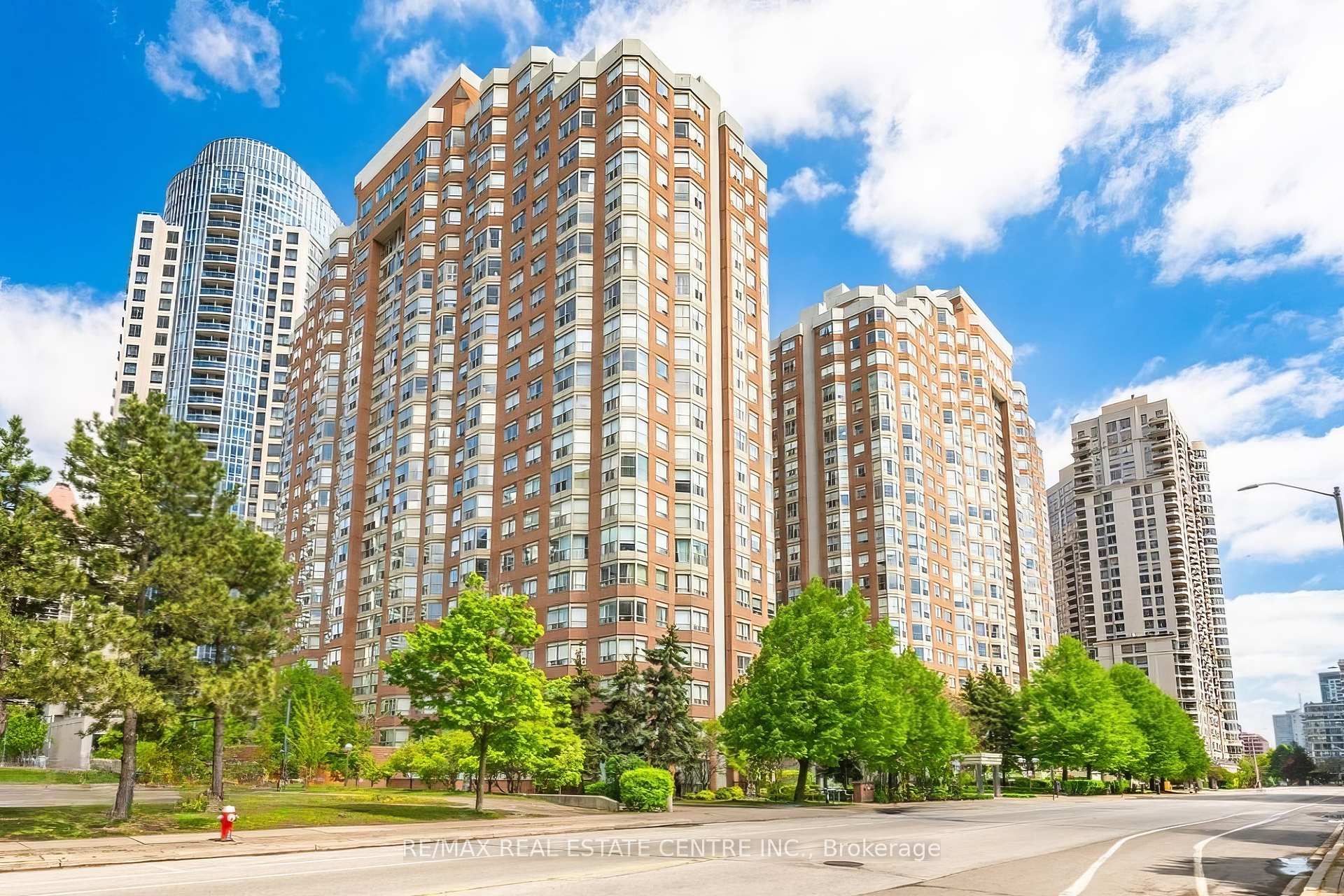 3 Bedrooms Condo at 335 Webb, Mississauga For sale