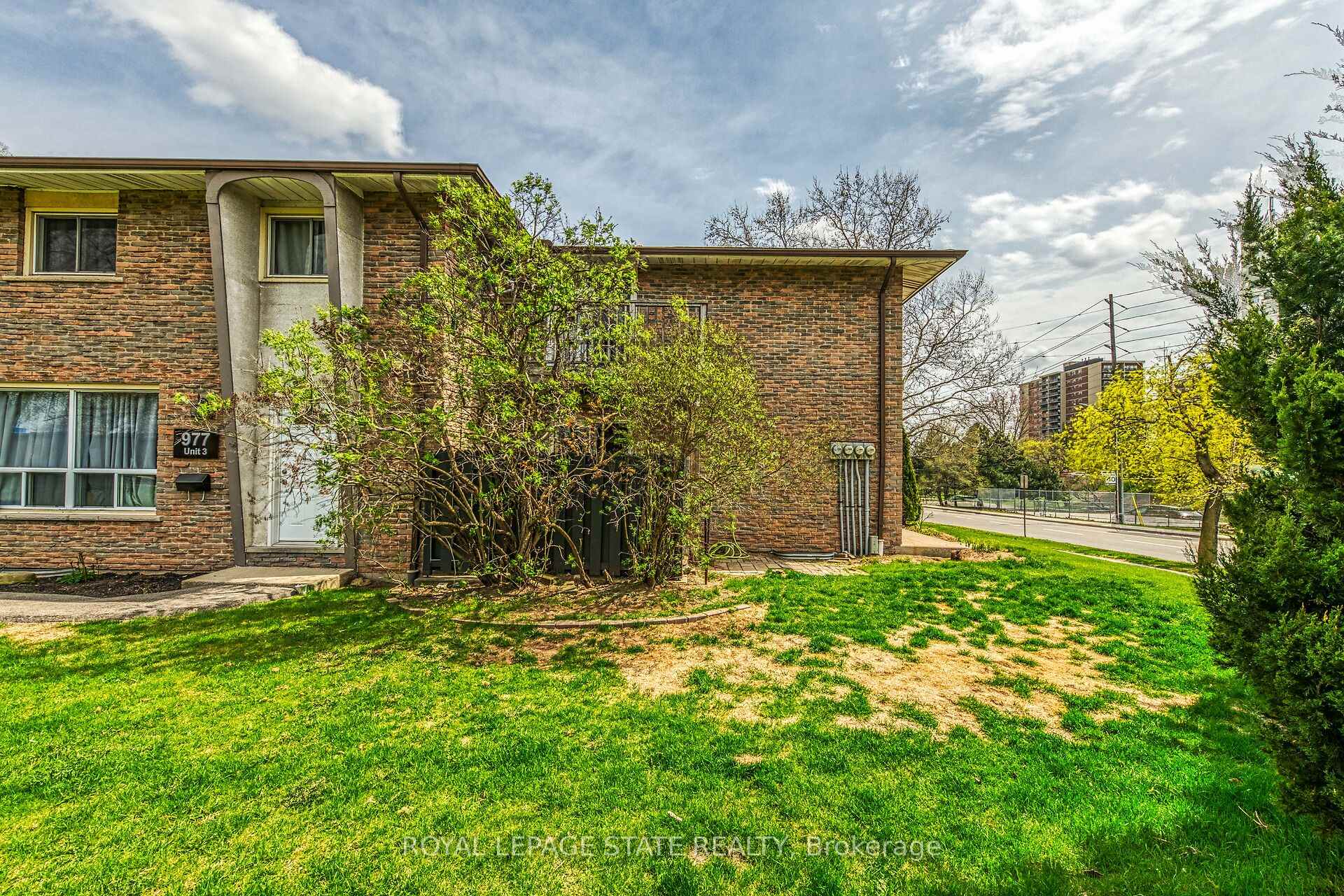 3 Bedrooms Condo at 977 Francis, Burlington For sale