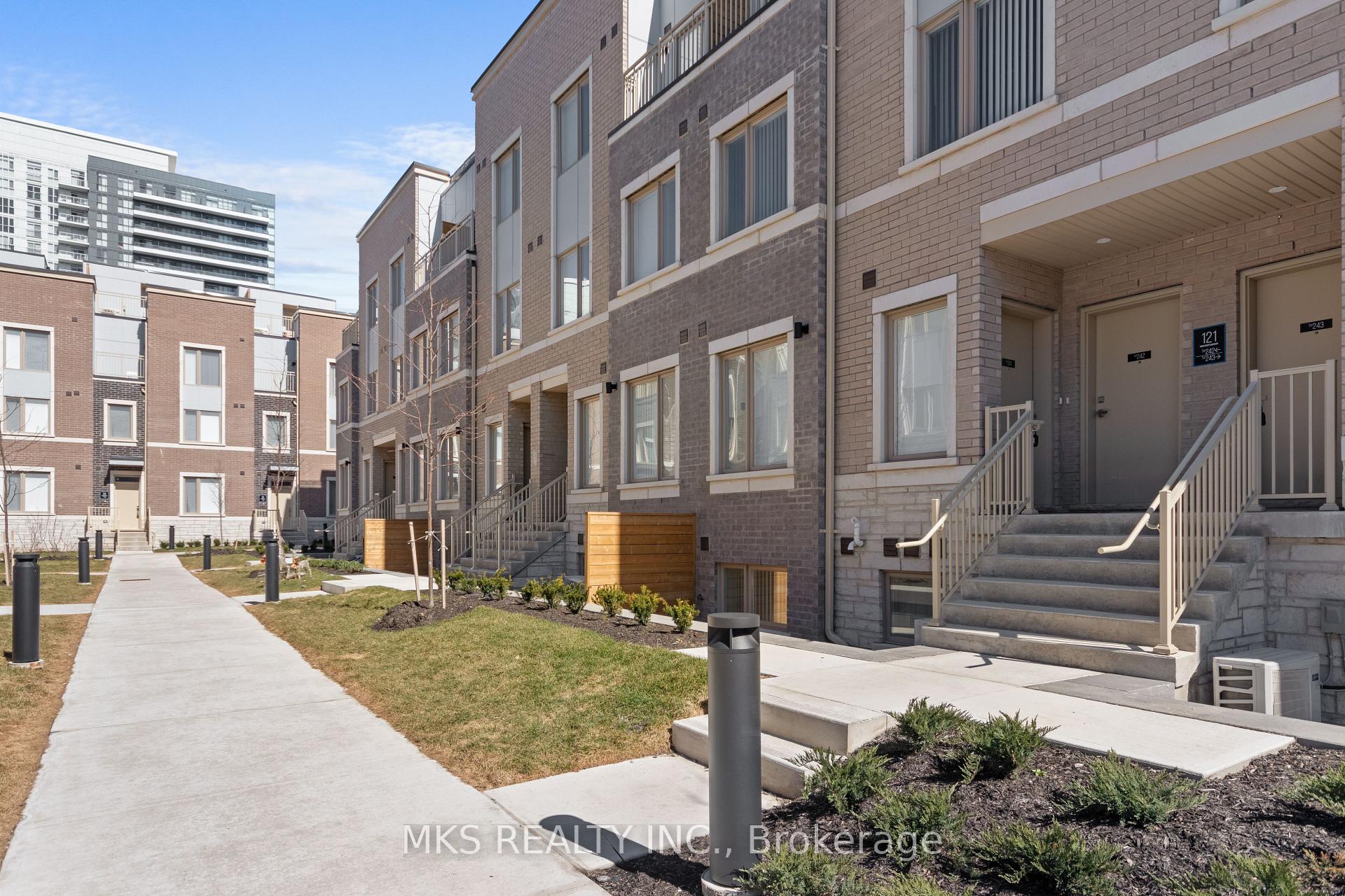 3 Bedrooms Condo at 121 Honeycrisp,  Vaughan For sale