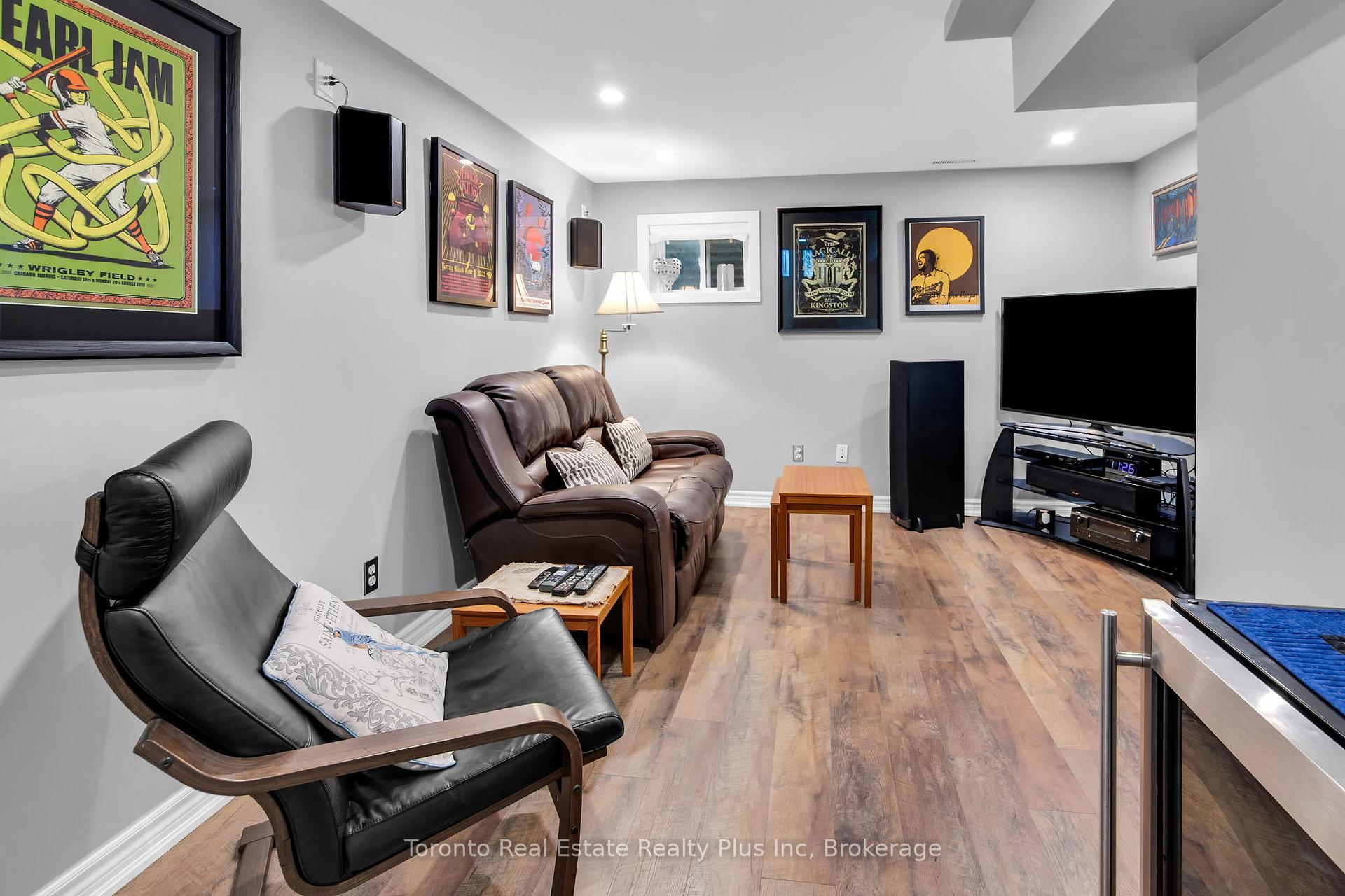 3 Bedrooms Condo at 400 Bloor, Mississauga For sale