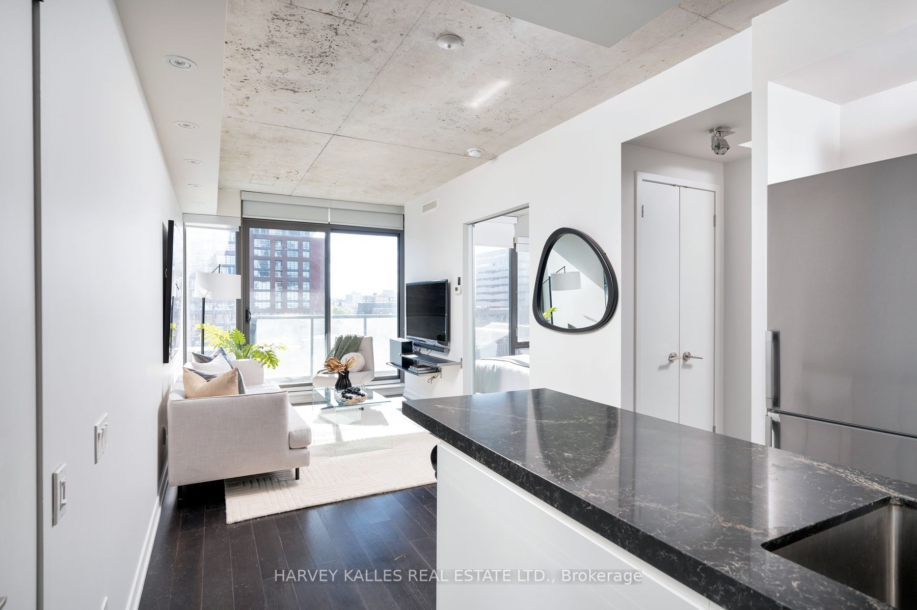 461 Adelaide Street W 827
