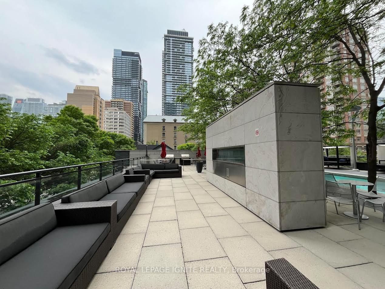 2 Bedrooms Condo at 110 Charles, Toronto For sale