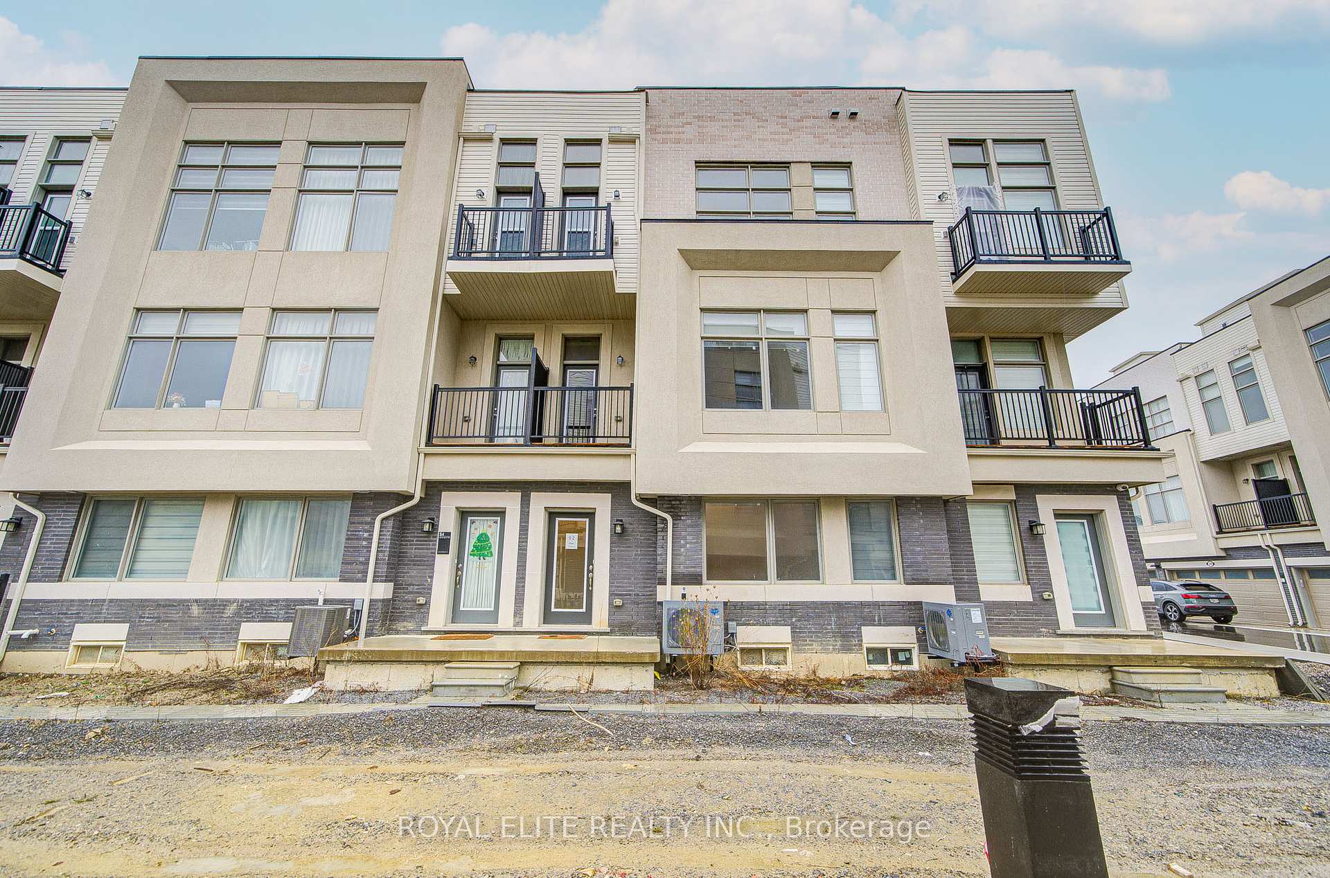 52 ALAN FRANCIS Lane Markham, Ontario Stunning Freehold Modern Townhouse With Built-In 2-Car Garage In The Cachet Community. It Boasts A Quiet, Family-Friendly Atmosphere And Modern Design. G/F Features A Living Room W 2pc Bath & Interior Access To Garage. 2nd Floor Boasts An Open Concept Dining Room/Great Room, Gourmet Dream Kitchen With Luxurious Granite Countertop/Large Centre Island, A Comfortable Great Room/Breakfast Area W W/O To A Balcony. 3rd Floor Contains 3 Spacious Bedrooms And A Laundry Room. The Master Bedroom Features Luxurious 4pc Ensuite/Spacious W/I Closet/Walk Out Balcony. Huge Rooftop Terrace Offers A Perfect Spot For Outdoor Gatherings With Family And Friends. Convenient Location Close To King Square Shopping Center, T&T, Parks, Schools, & Easy Access To Hwy 404 & 407!