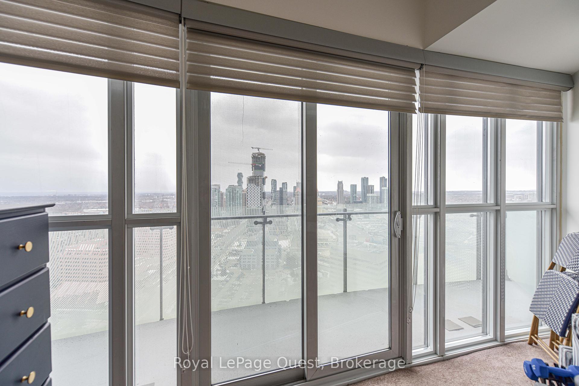 2 Bedrooms Condo at 50 Absolute, Mississauga For sale