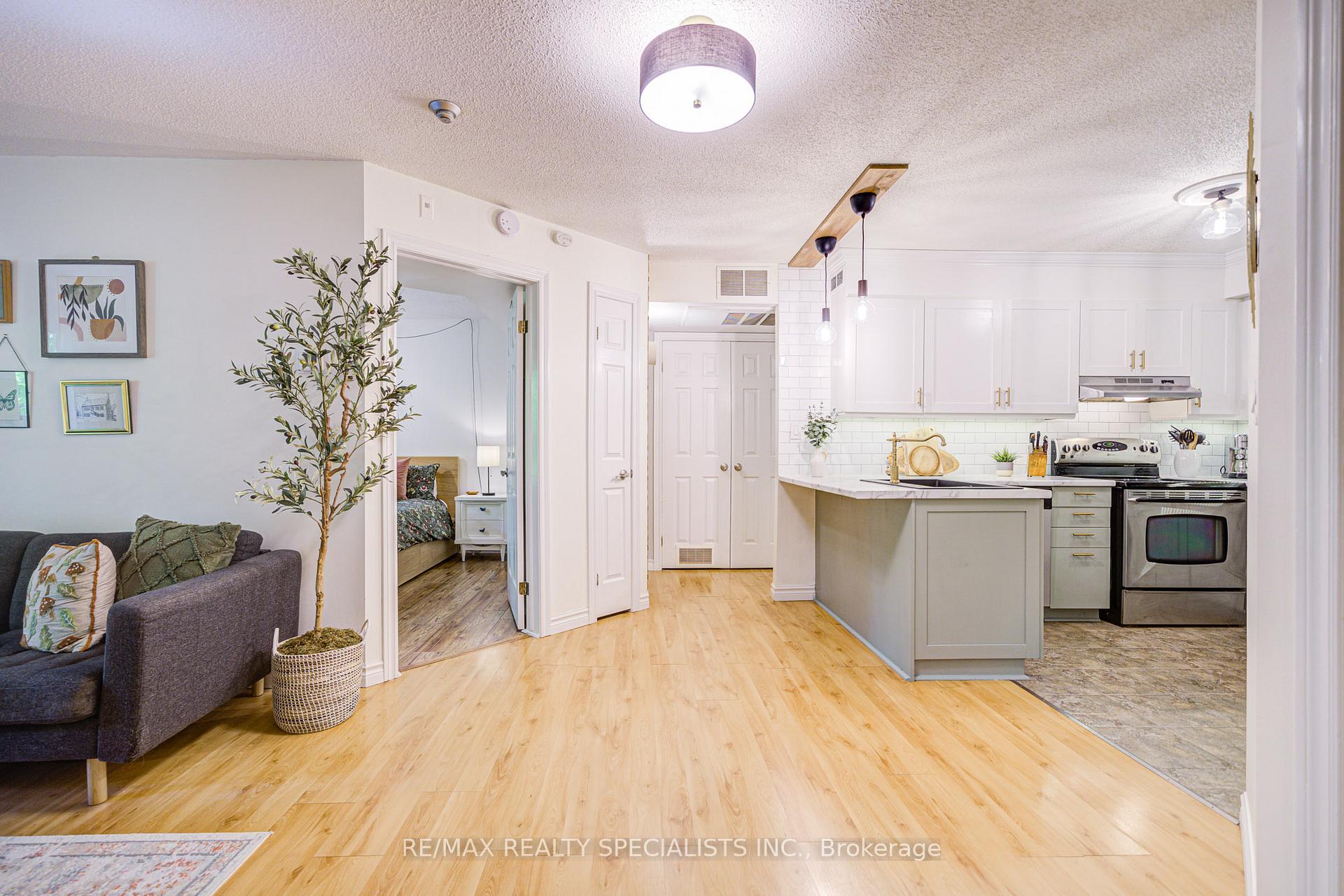 2 Bedrooms Condo at 2030 Cleaver, Burlington For sale