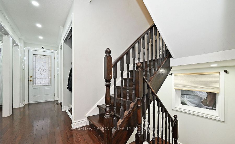 32 BARRINGTON Crescent