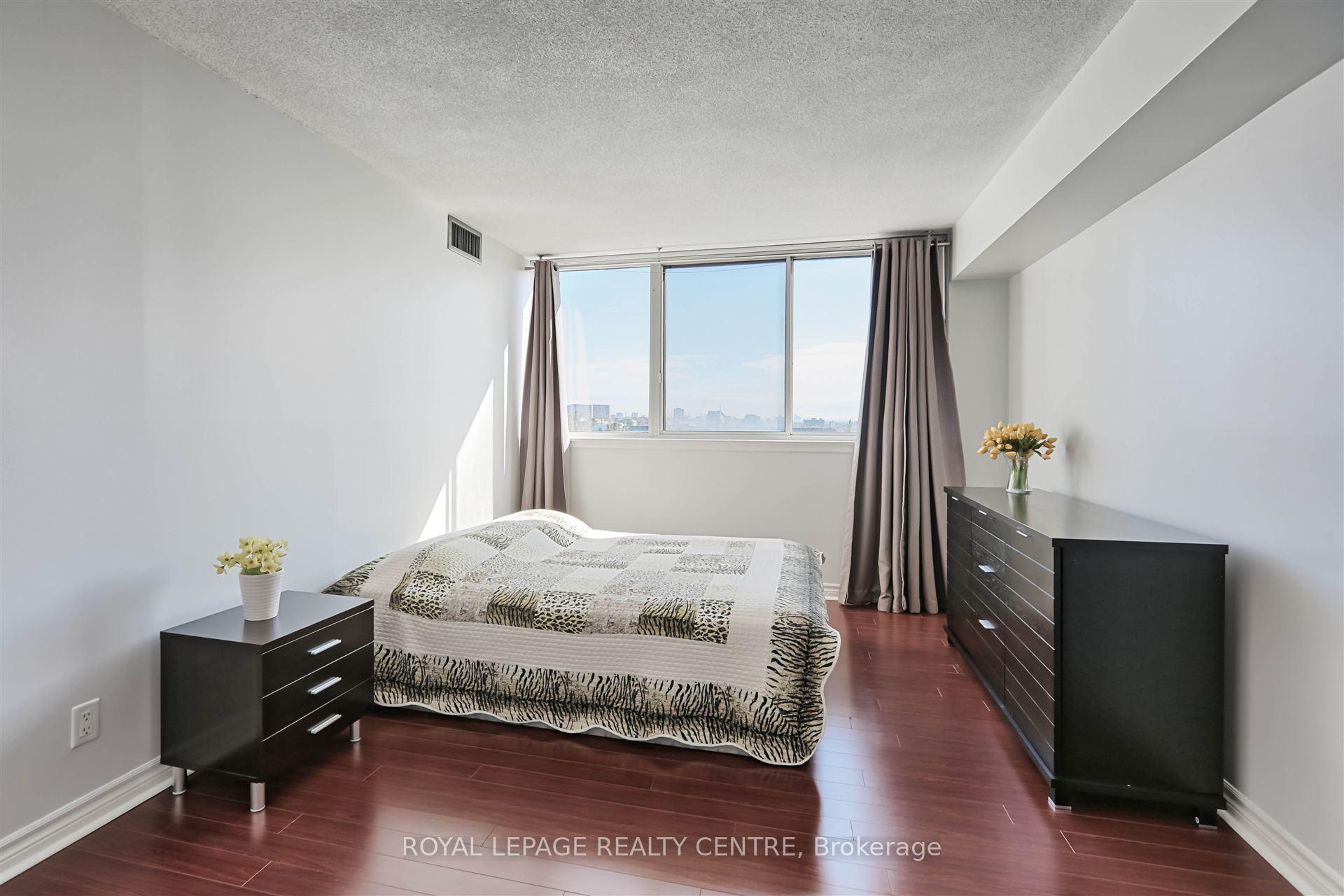 2 Bedrooms Condo at 880 Dundas,  Mississauga For sale